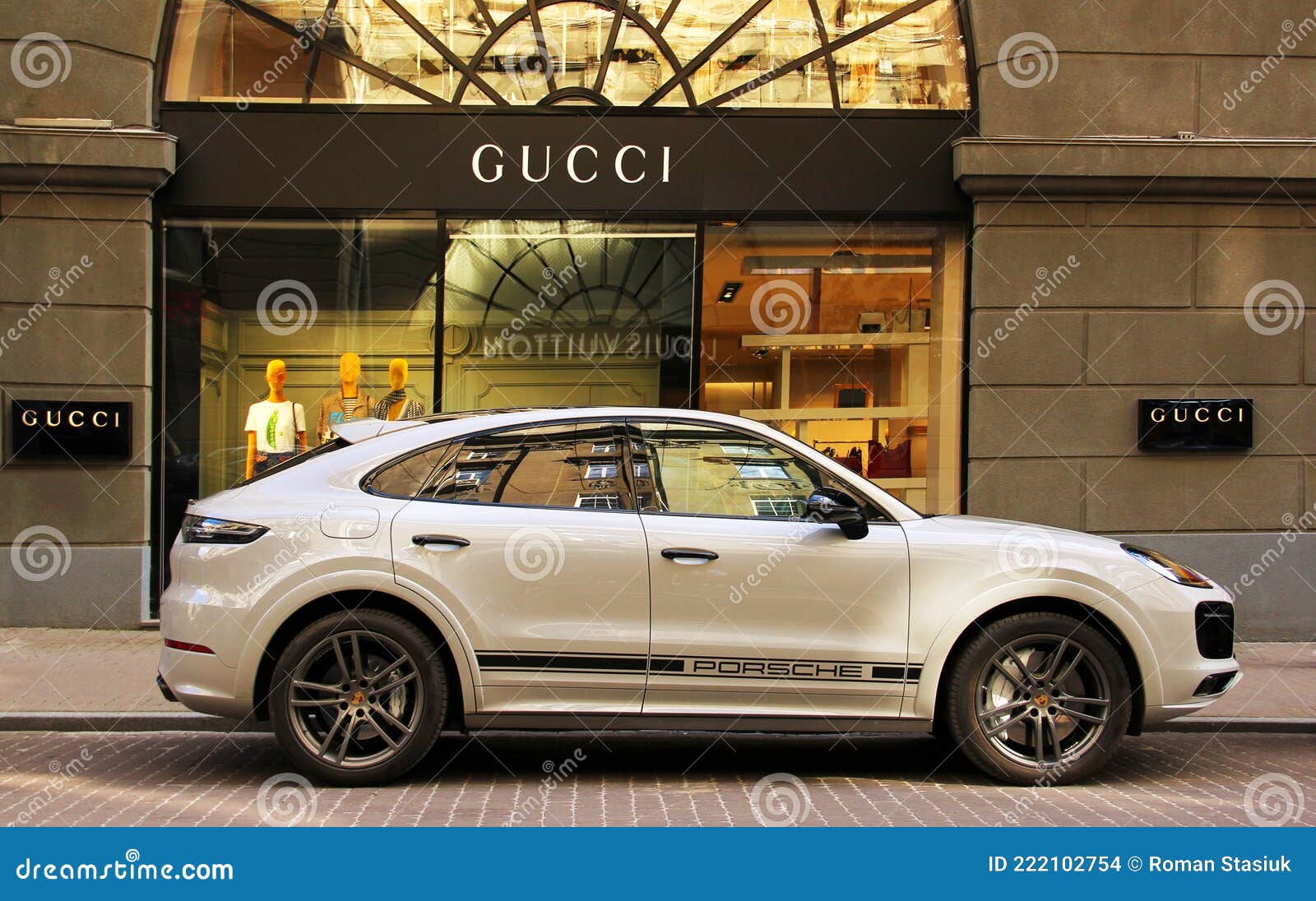 udstødning Ripples Placeret Kiev, Ukraine - May 22, 2021: Luxury Porsche Cayenne SUV is Parked in the  City in Front of the Gucci Store Editorial Stock Image - Image of glass,  coupe: 222102754