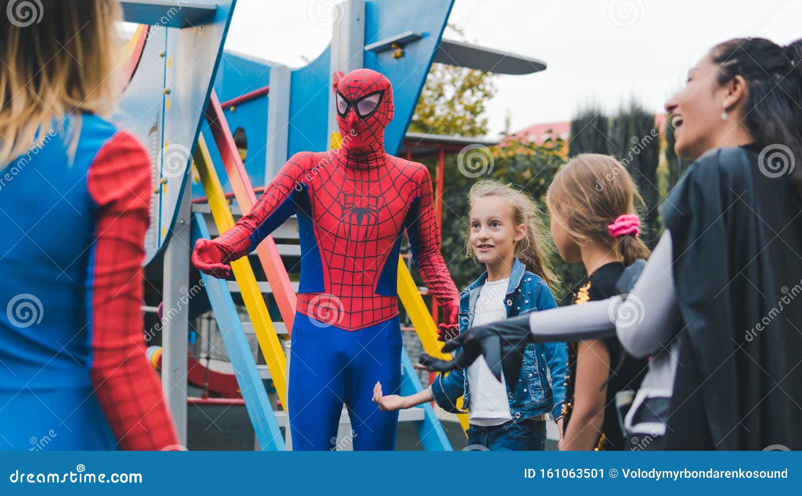 , Kiew, Ukraine: Schauspieler in Anzügen Von Spiderman Und  Batman, Die Bei Der Geburtstagsfeier Für Kleine Kinder Arbei Redaktionelles  Foto - Bild von glücklich, kinder: 161063501