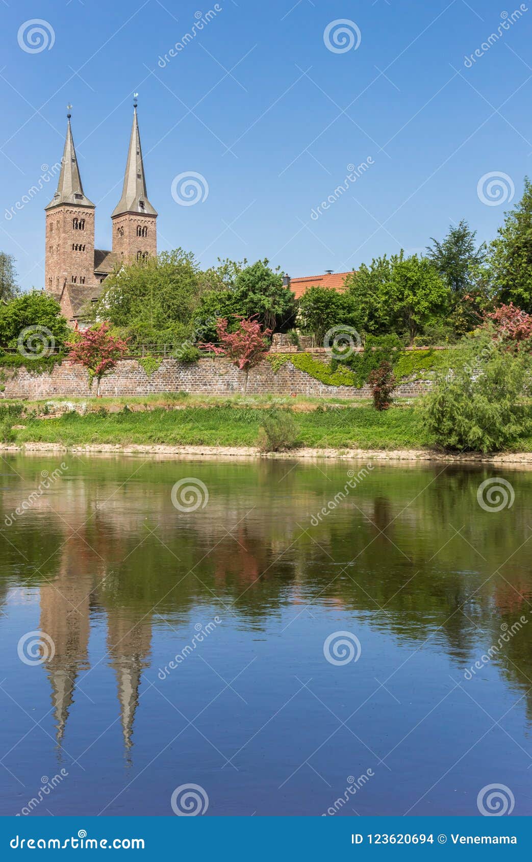 Kilianikerk bij riverbank in Hoxter, Duitsland