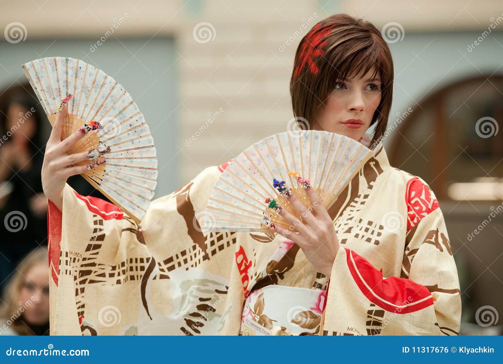 Kimono giapponese sveglio. Modello russo della ragazza, simbolizzante la coltura giapponese. Pedicure della concorrenza. Modello del lavoro di parrucchiere della concorrenza. La competizione internazionale per il mondo di bellezza Mosca 2009 1.4 l'ottobre 2009 a Mosca, indicato la sua abilità acquista padronanza del lavoro di parrucchiere
