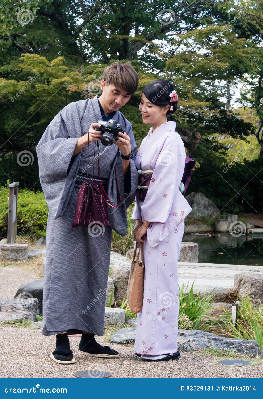 Kimono Que Lleva Del Hombre Y De La Mujer Que Toma Imágenes Foto editorial  - Imagen de desgaste, colorido: 83529131
