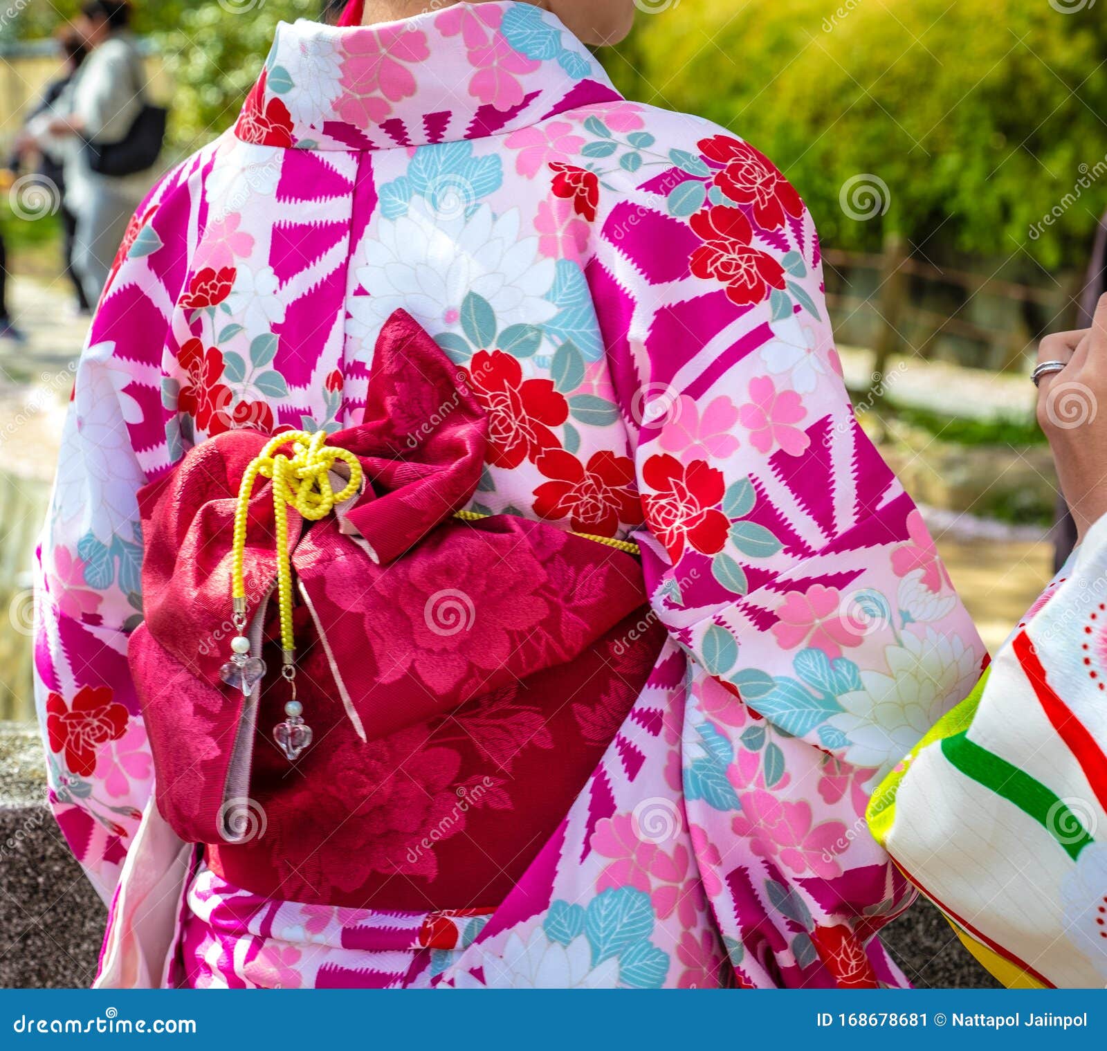 Kimono Sakura Patrón De Flores De Cerezo Rosado, Patrón De Rosa Rojo, Kimono Tradicional O Yukata, Japón Imagen de archivo - Imagen belleza, 168678681