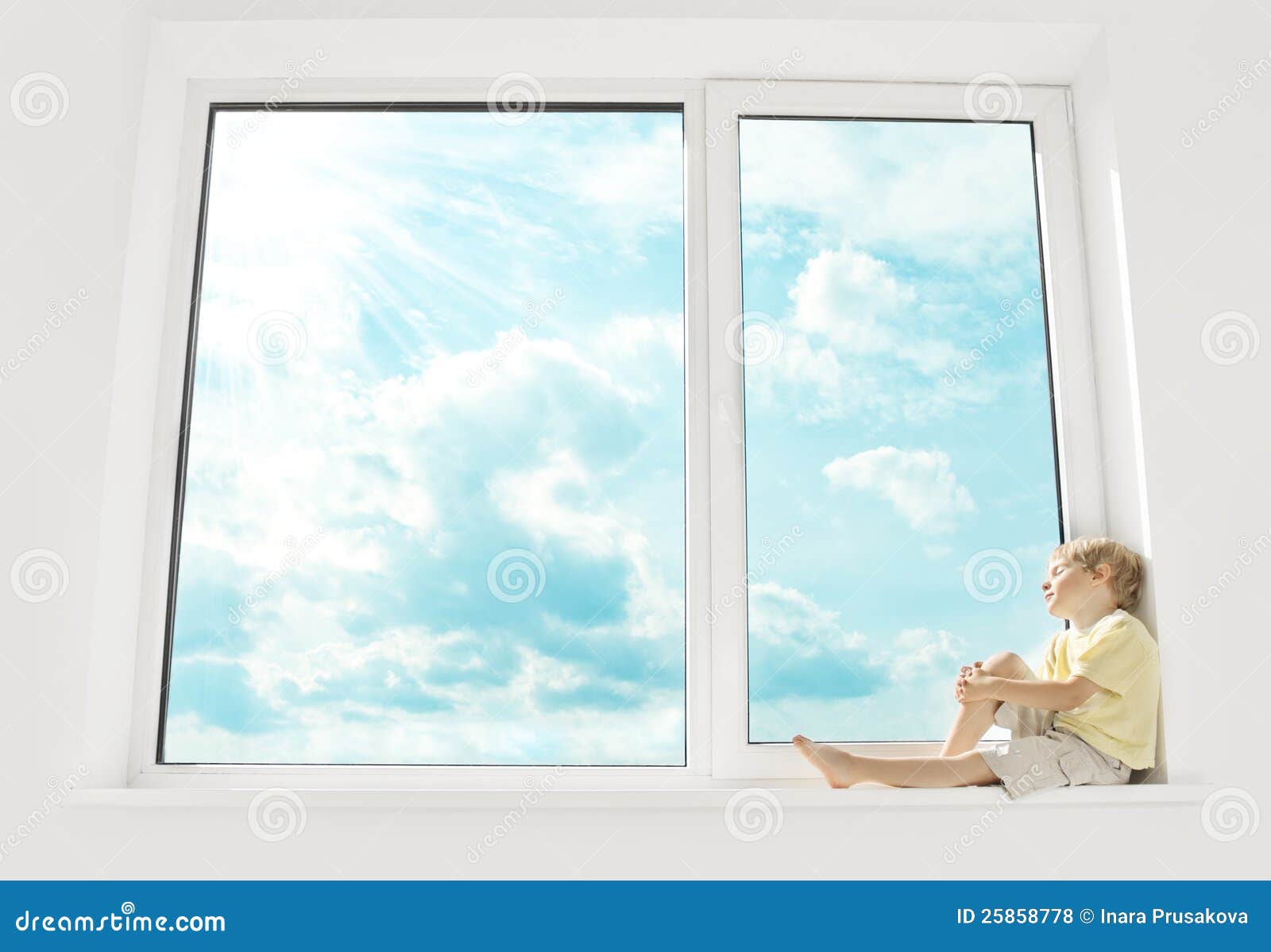 Kind, Das Auf Dem Fenster, Sonnenschein Genießend Sitzt Stockfoto