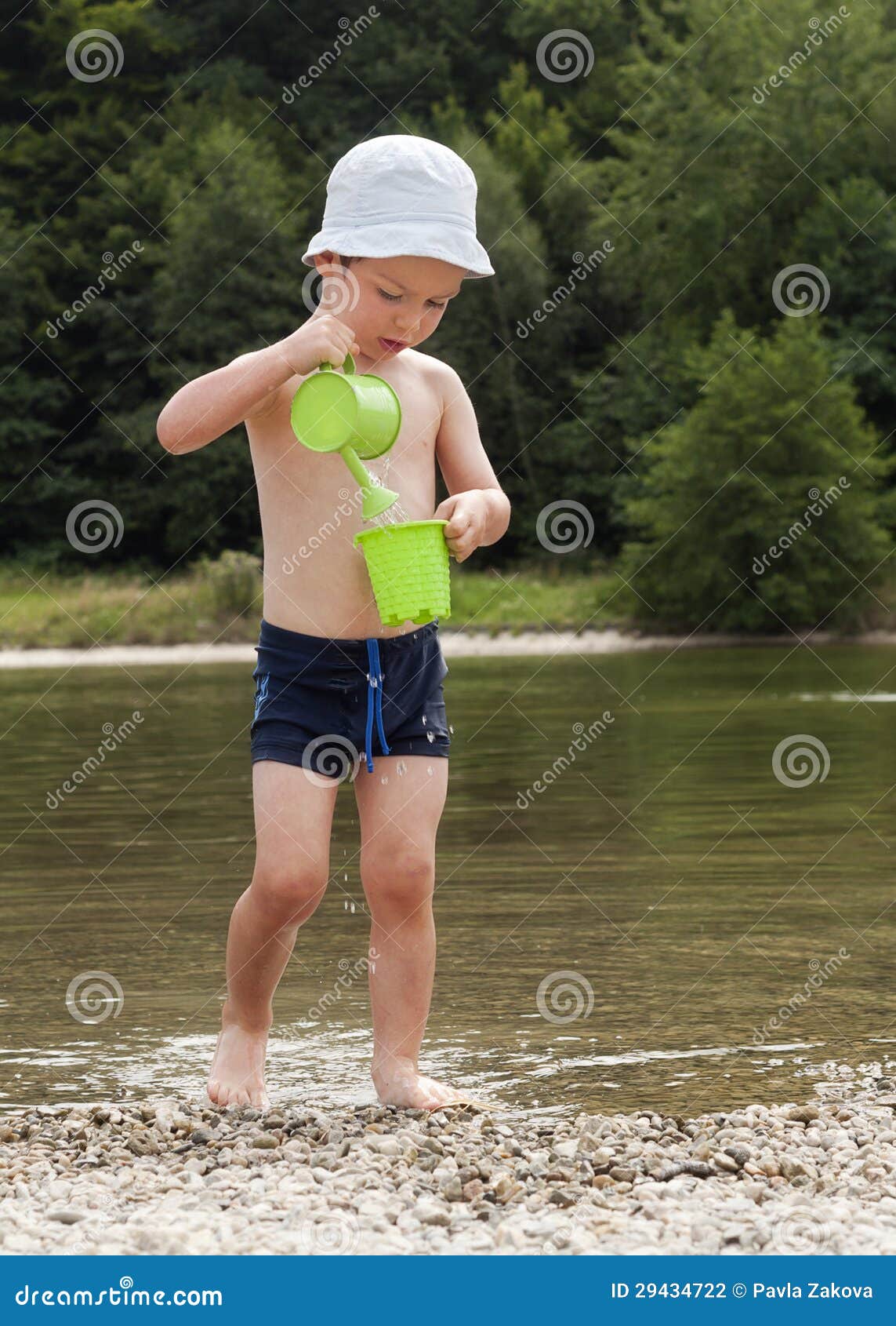 Kind das im Fluss  spielt stockfoto Bild von spielen 