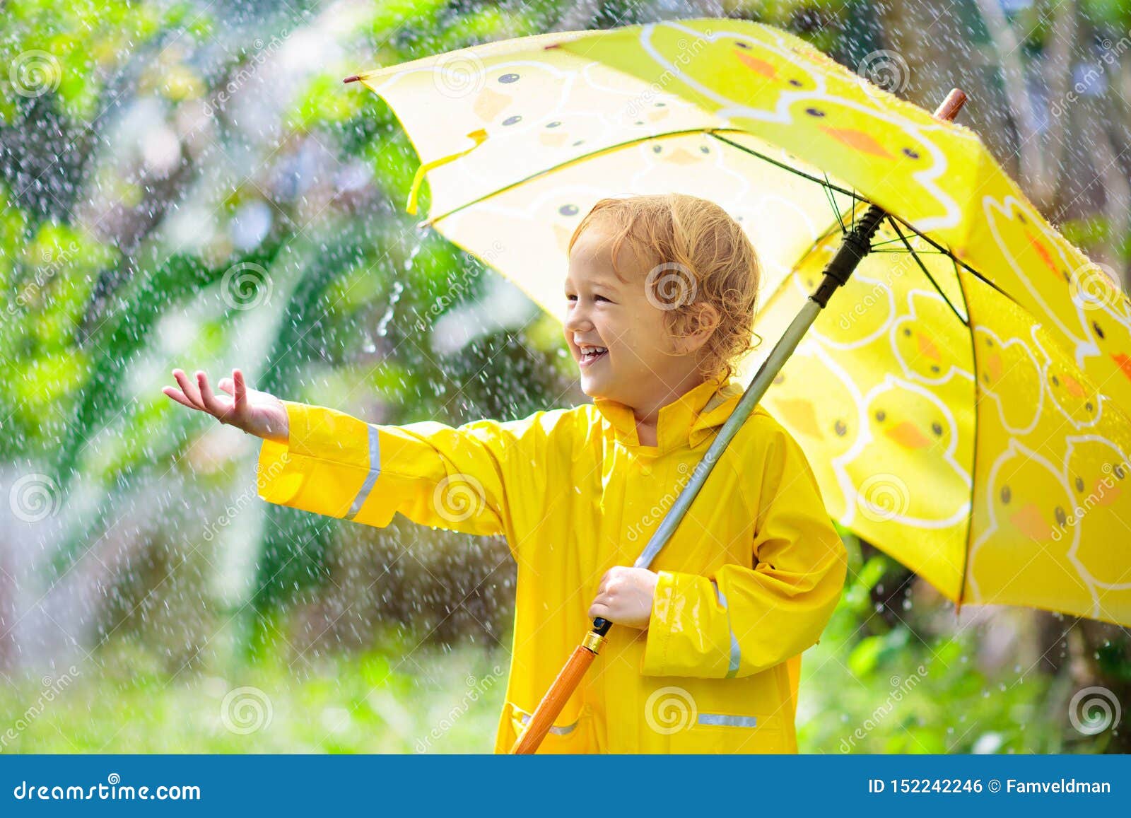 Kind Das Im Regen Spielt Kind Mit Regenschirm Stockfoto Bild Von Regen Regenschirm