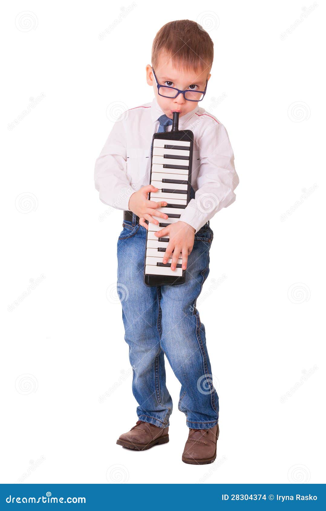 Kind, Das Melodica Auf Weiß Spielt Stockfoto Bild von unterhaltung, melodie 28304374
