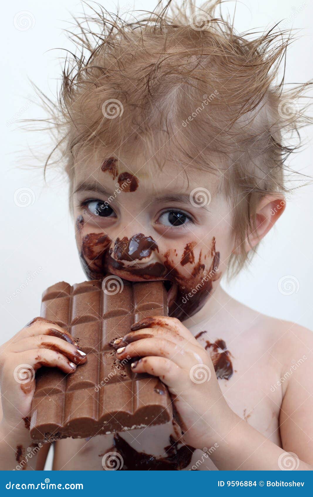 Kind dat chocolade eet stock foto. Image of zoet, slordig 9596884
