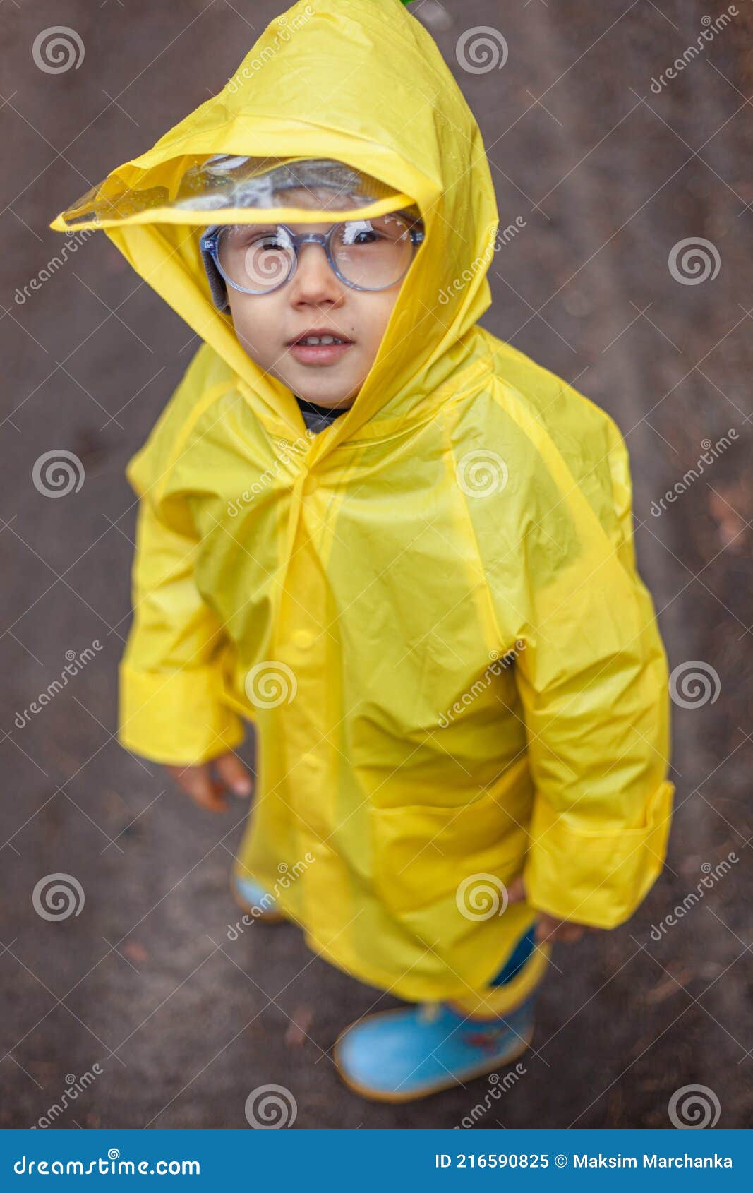 specificatie ei onenigheid Kind in Een Gele Regenjas Loopt in Het Bos En Heeft Plezier Stock  Afbeelding - Image of geel, kaukasisch: 216590825