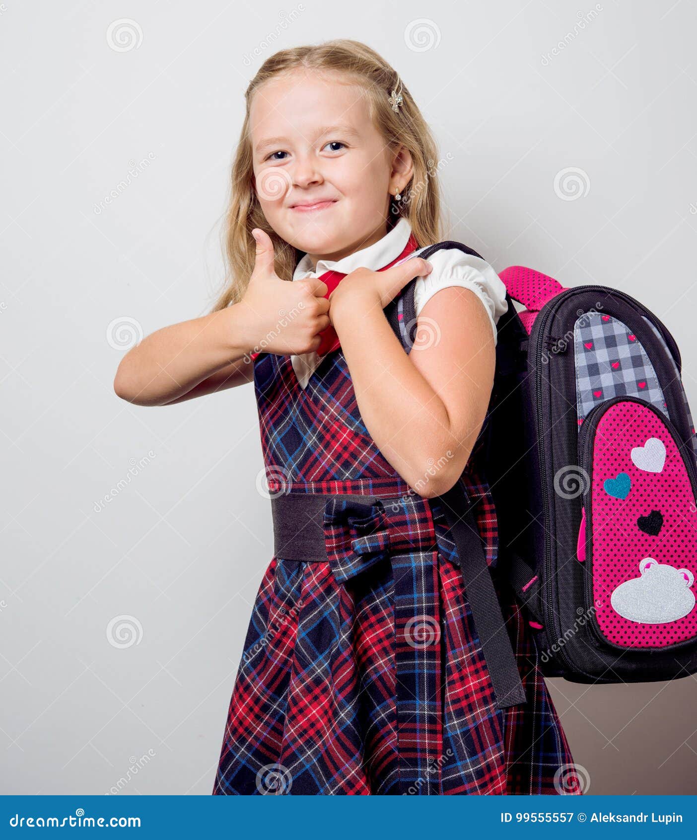 Kind in einer Schuluniform stockbild. Bild von hochschule 99555557