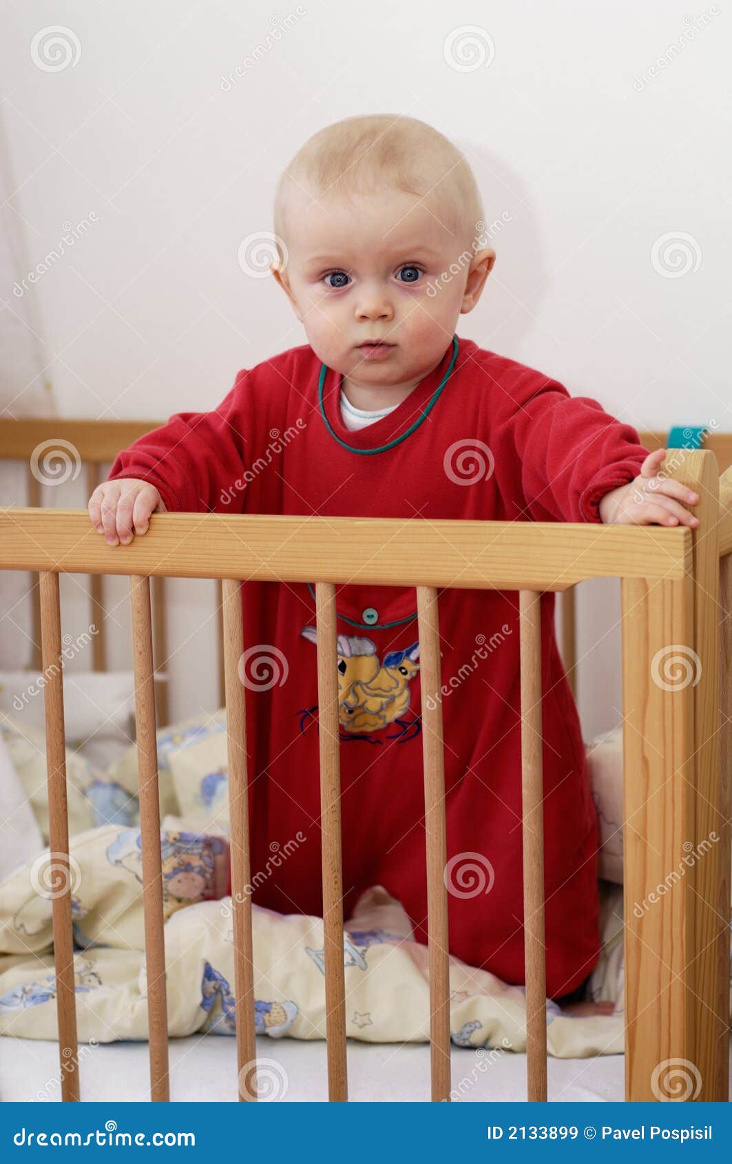 Kind in Het Bed Van De Baby Stock Afbeelding Image of spel