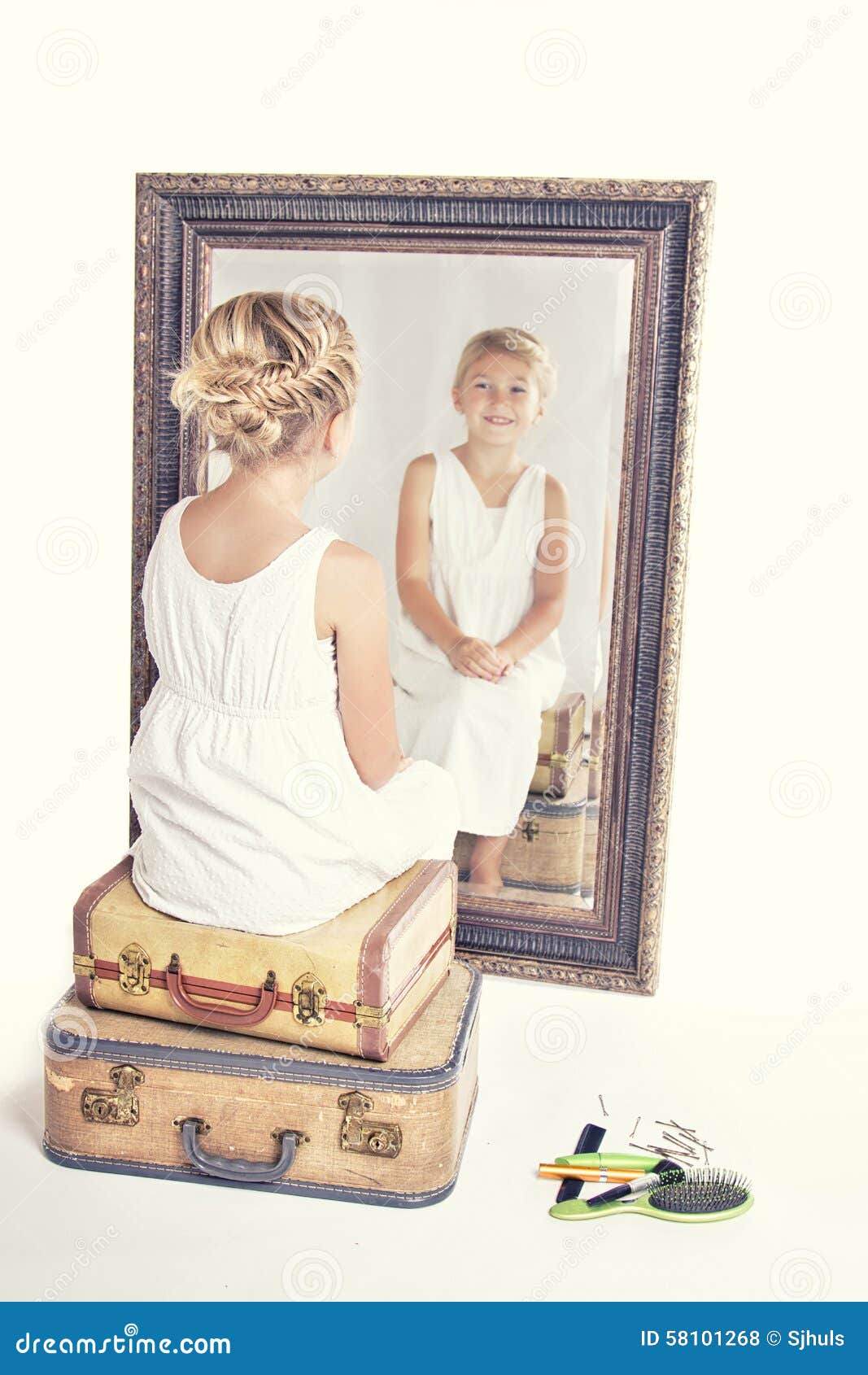 Buiten Uitdrukking Academie Kind of Jong Meisje Voor Een Spiegel Stock Foto - Image of spiegel, leuk:  58101268