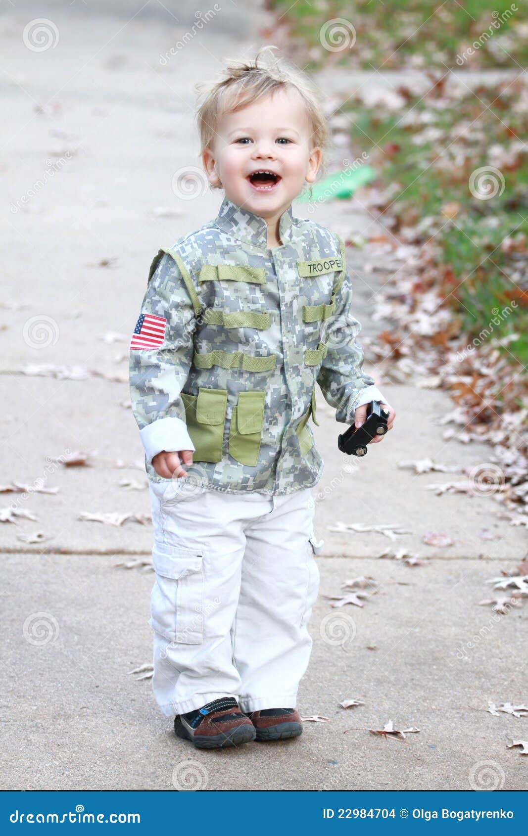 Kind-Lachen stockfoto. Bild von lachen, kleid, jacke - 22984704