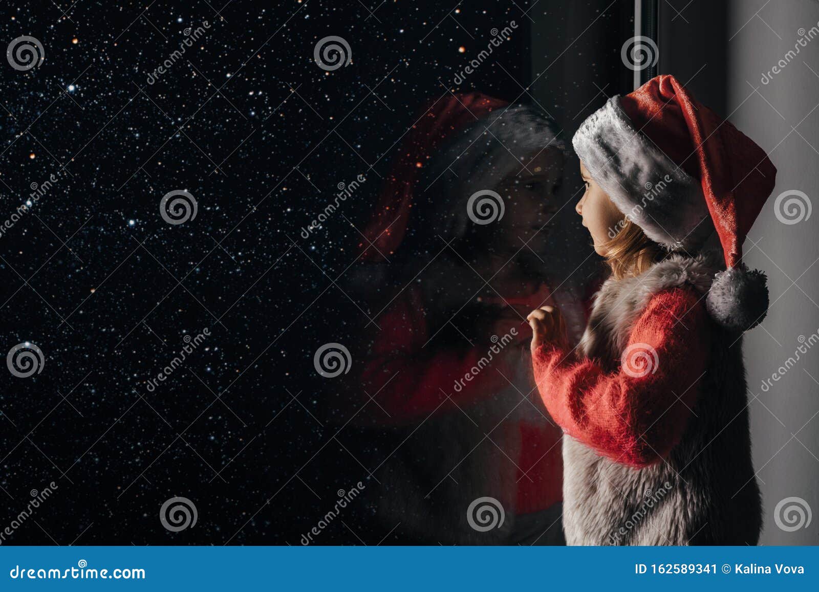 Kind Schaut Aus Dem Fenster Zu Den Weihnachtsfeiern Jesu