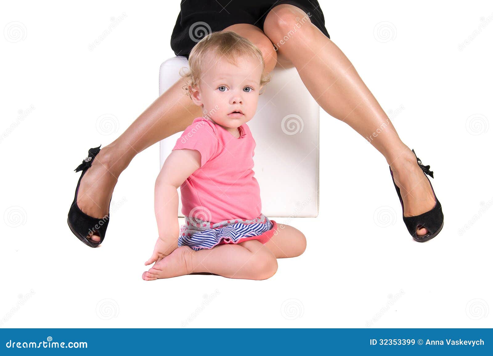 Ребенок сидит на ножках. Ребенок сидит на ногах. Дети под ногами женщин. Ребёнок под женскими ногами. Позы ног детей.