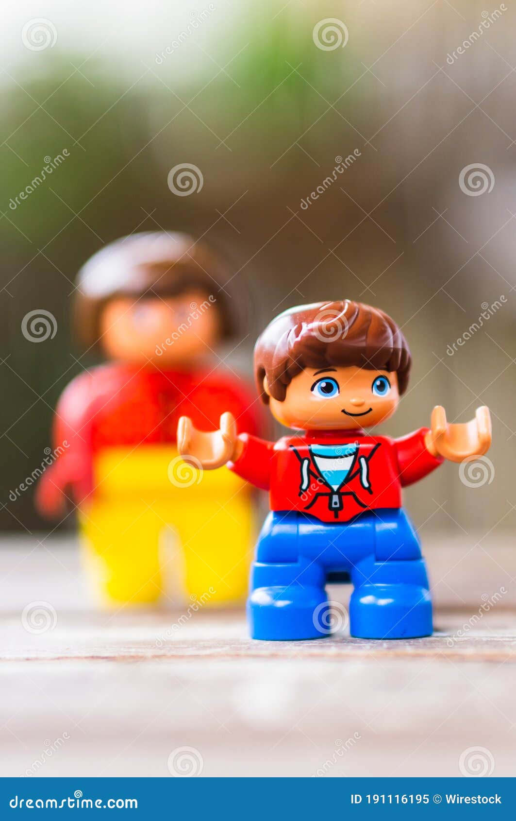 Kind Van De Kleine Lego Duplo Redactionele Afbeelding - Image Of Nadruk, Figuurtje: 191116195