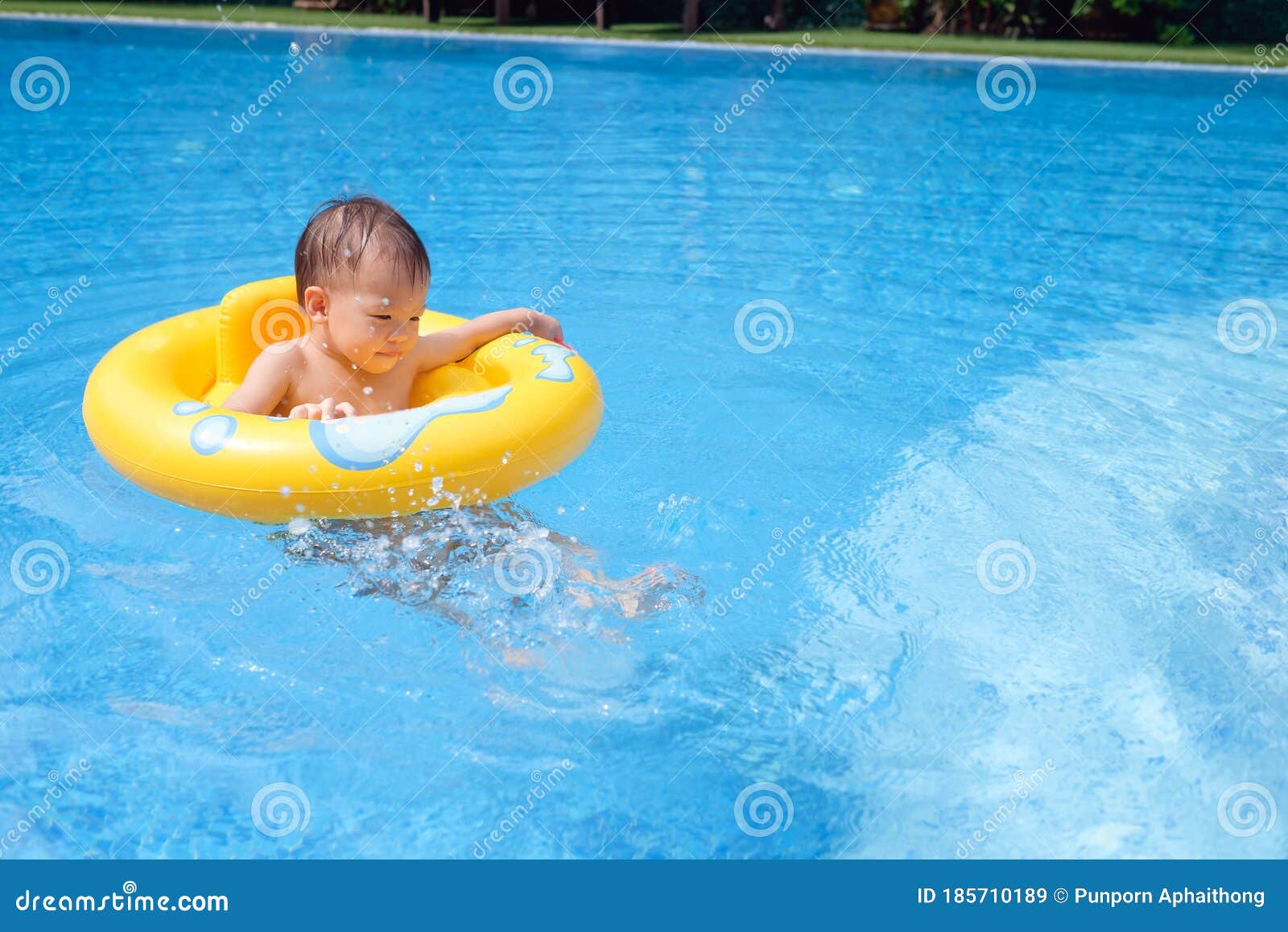 Uitbarsten havik Pijl Kind Van De Zuselijke Peuter Van 2 Jaar Dat Leuk Speelt Met Opblaasbare  Zwemring in Zwembad in De Openlucht Op Hete Zomerdag Stock Afbeelding -  Image of zwevend, koreaans: 185710189