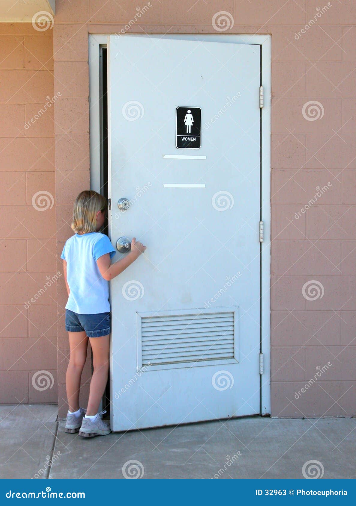 Kinder: Allgemeine Toilette. Mädchen, Kind, Toilette, Öffentlichkeit, Badezimmer, der Restroom, geheim, John, das Puder, schmutzig, Rest, Raum, Bad, Kinder, Jugend, Junge, Blondine, Kurzschlüsse, T-Shirt, Sommer, Amerikaner, Frauen, Zeichen, Tür, kommen herein, reißen, innerhalb hin,