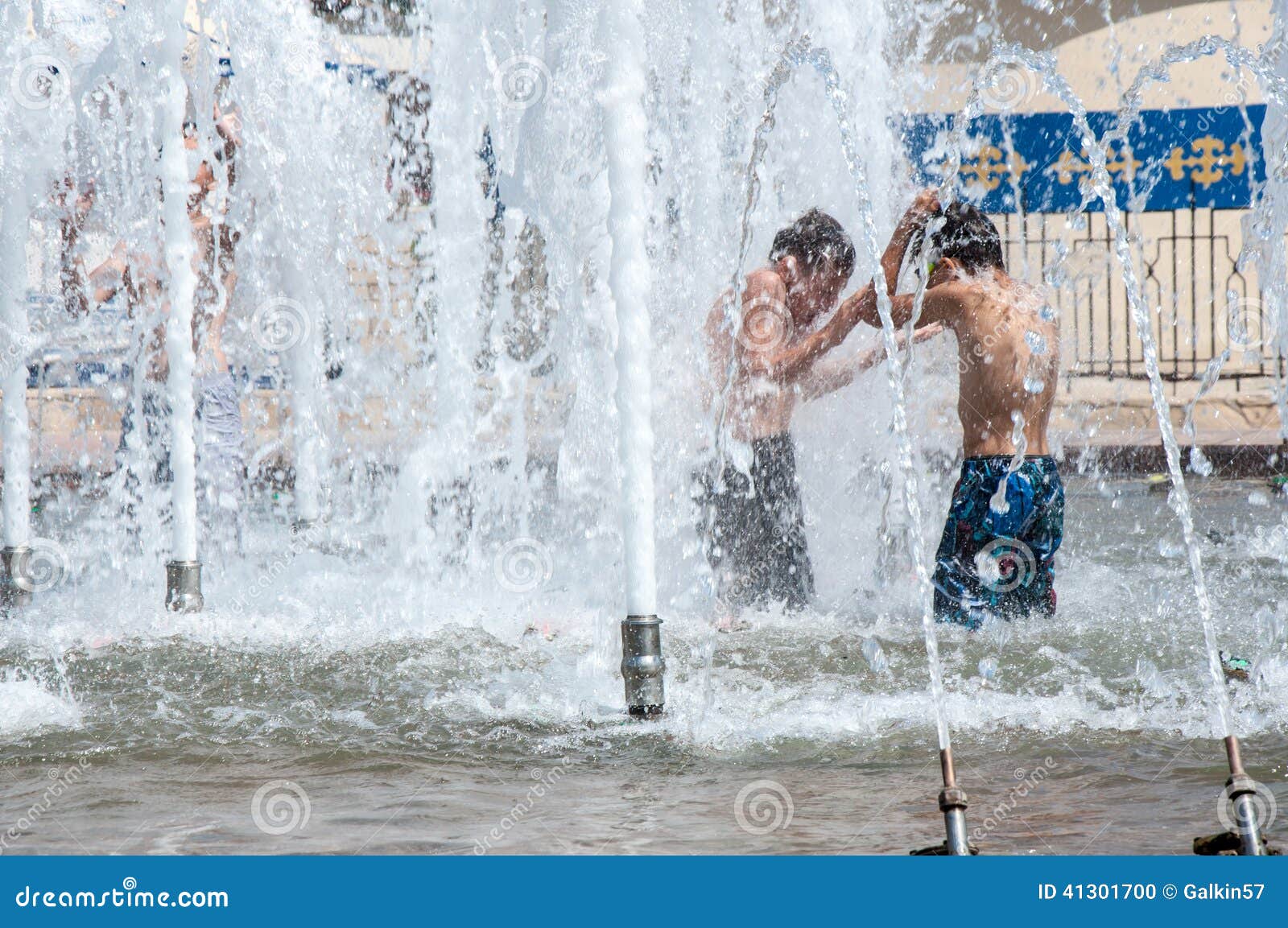 Kinder baden im Brunnen redaktionelles bild. Bild von