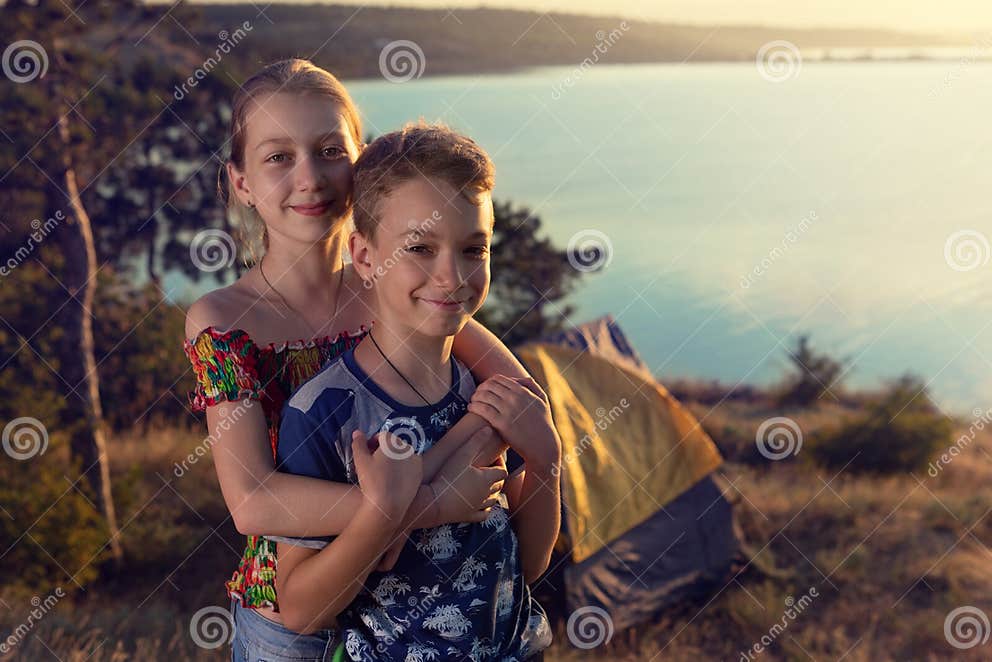 Kinder, Bruder Und Schwester, Stand Gegen Den Hintergrund Eines Zeltes