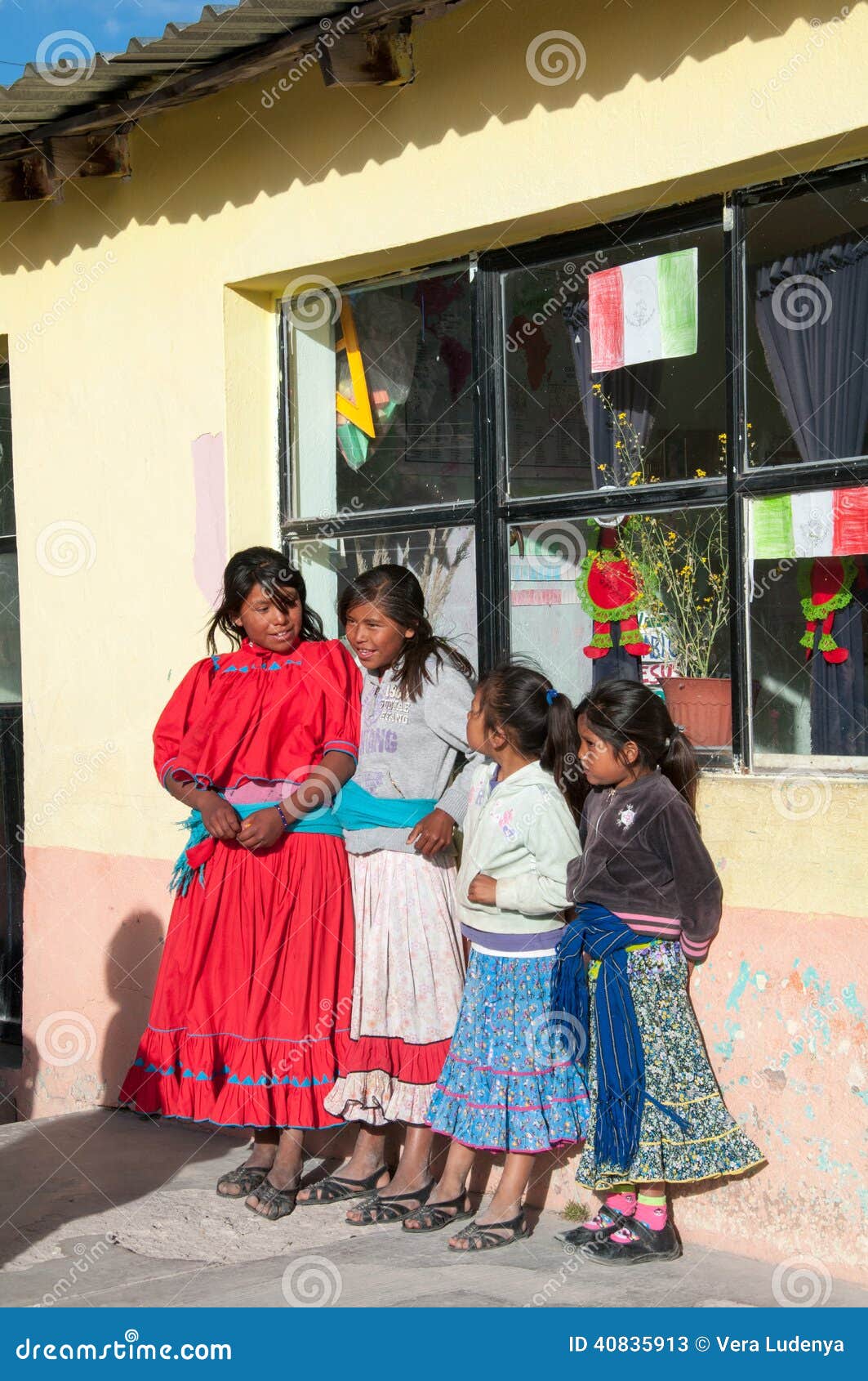 Kinder In Der Sierra Der Tarahumaras Mexiko Redaktionelles Stockfoto Bild Von Kleidung Einstieg