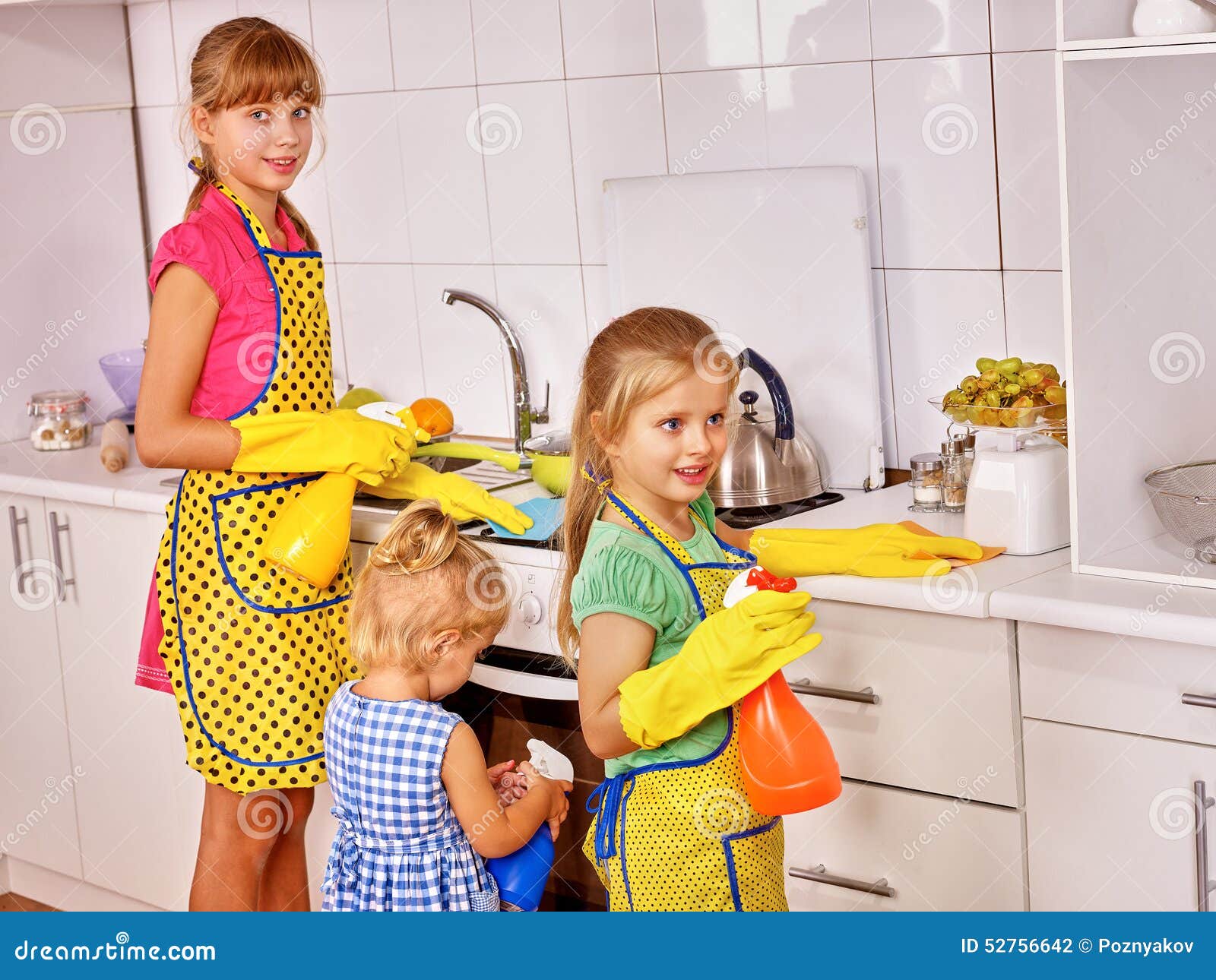 Kinder, die an der Küche kochen. Kinderkleines Mädchen, das an der Küche kocht