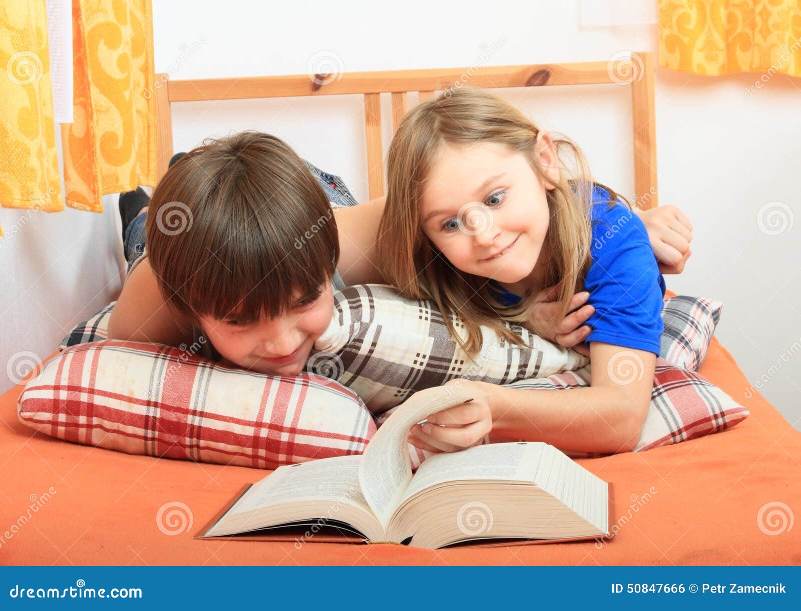 Kinder, die ein Buch lesen stockfoto. Bild von buch, lesen - 50847666