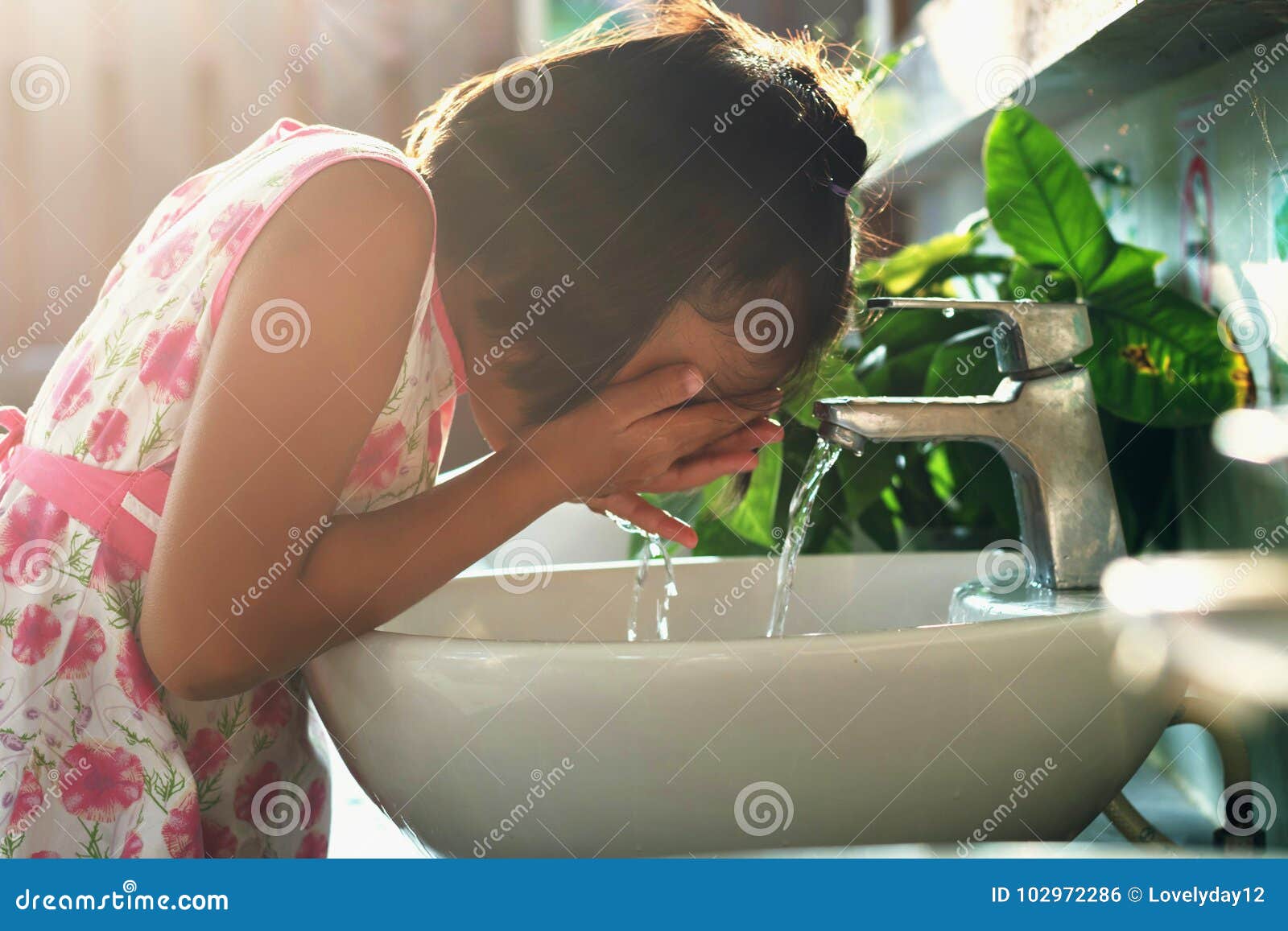 Kinder Die Gesicht Waschen Stockfoto Bild Von Waschen Gesicht 102972286