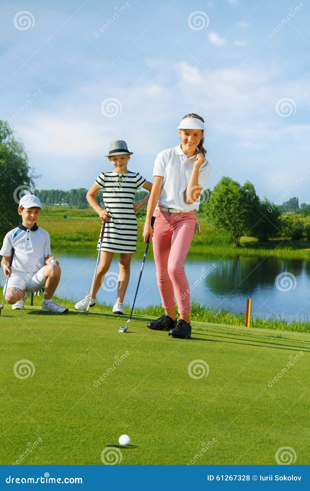 Kinder, die Golf spielen stockfoto. Bild von gras, freizeit 61267328
