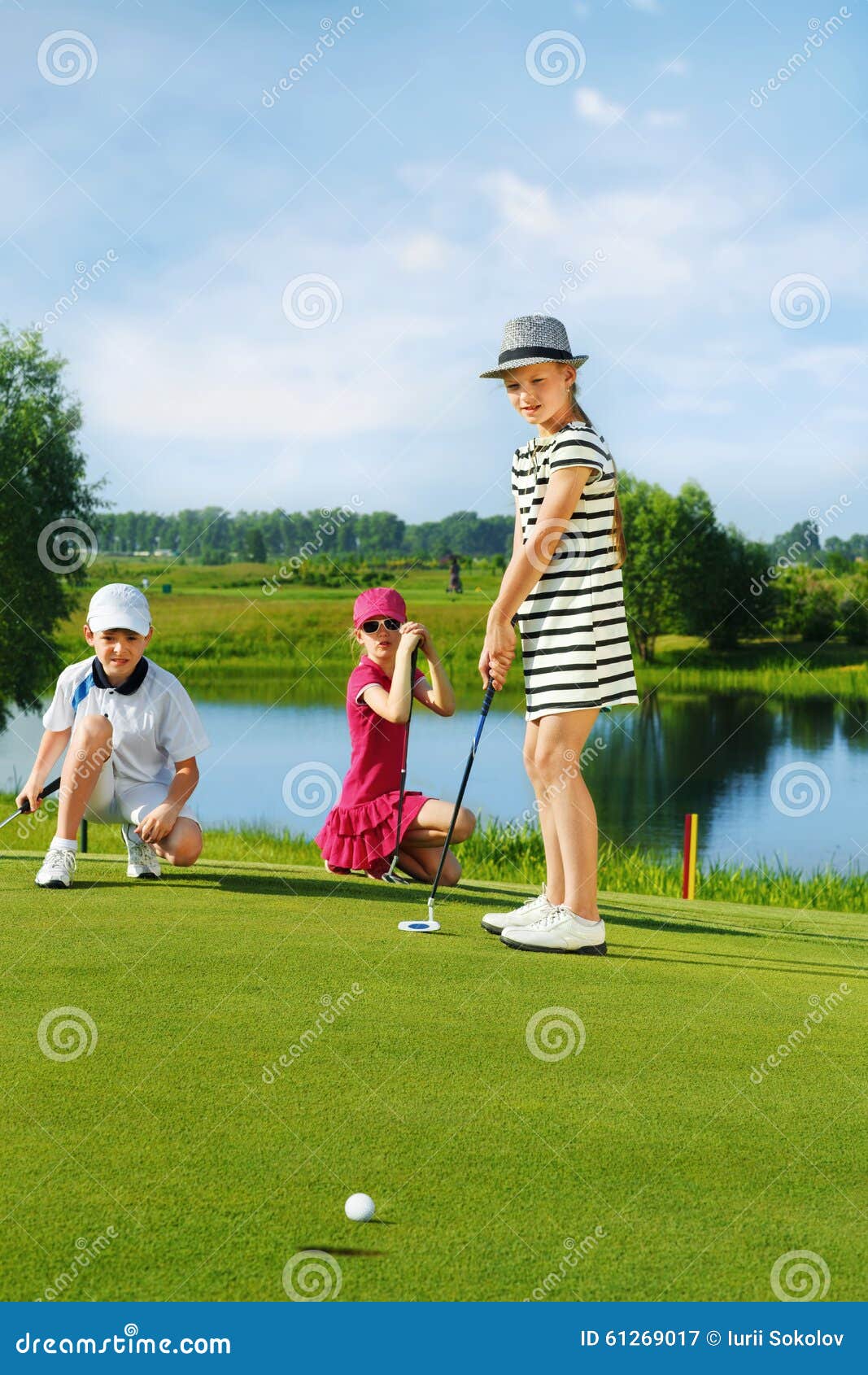 Kinder, die Golf spielen stockbild. Bild von grün, aktiv 61269017