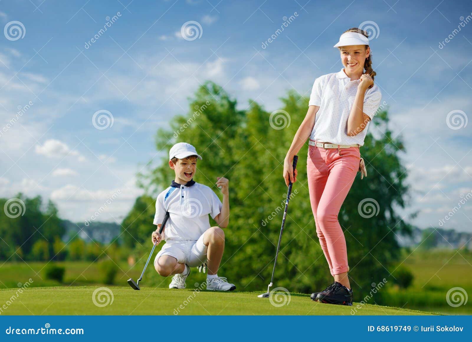 Kinder, die Golf spielen stockbild. Bild von konkurrenz 68619749
