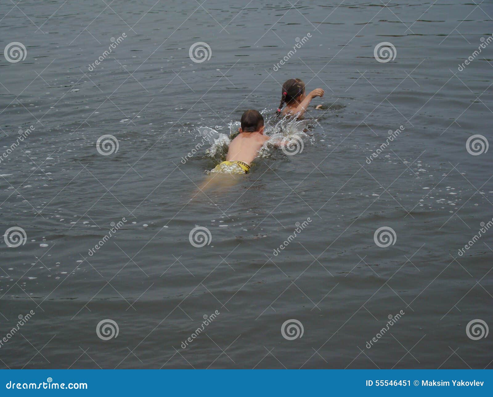 Kinder die im Fluss  baden stockbild Bild von verw hnen 