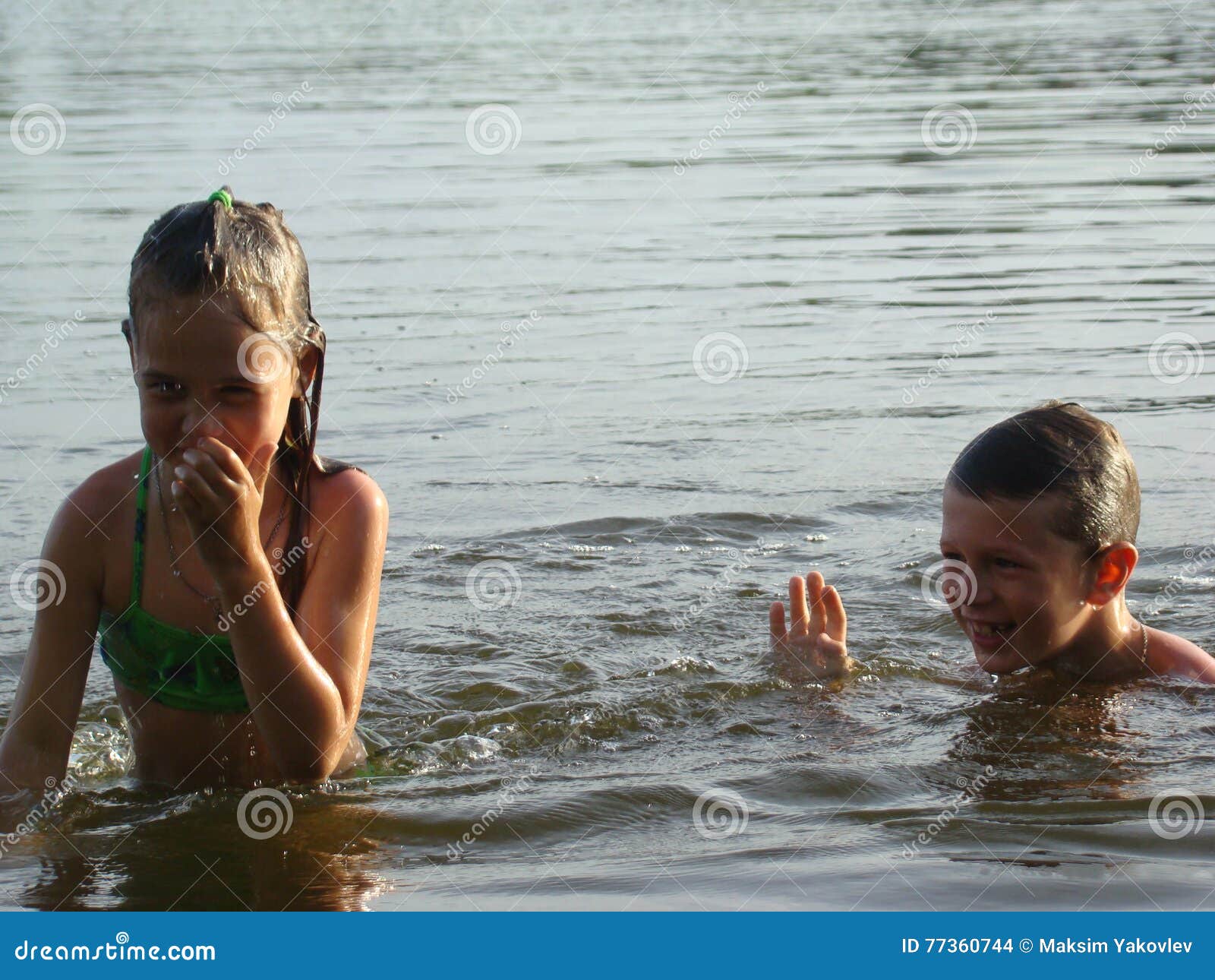 Kinder die im Fluss  baden stockfoto Bild von bruder 