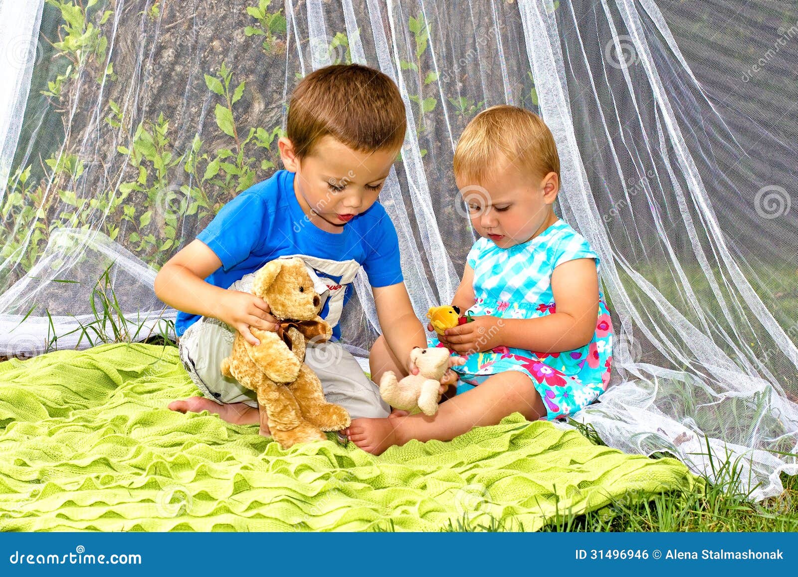 Kinder, Die Im Garten Spielen Stockfoto Bild von freude, glücklich