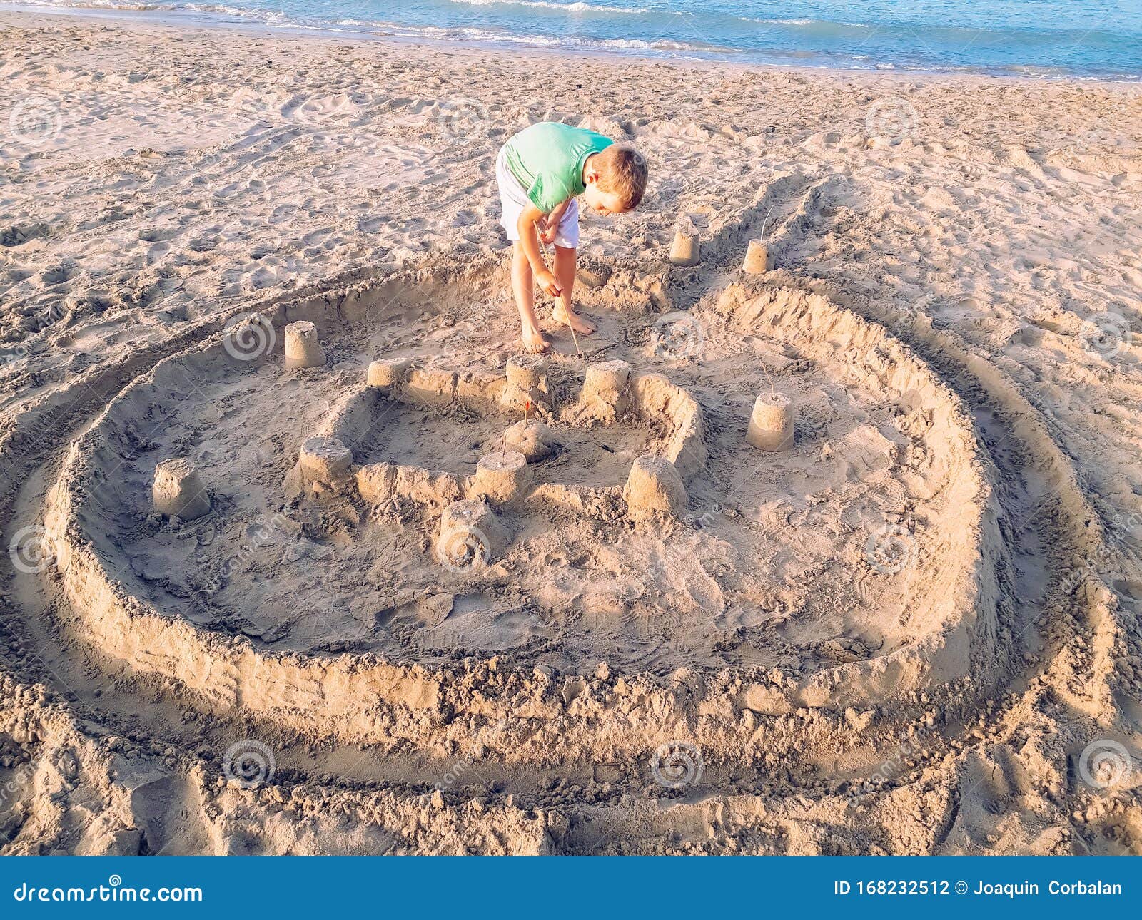 Kinder Die Am Strand Spielen Um Sandburgen Zu Bauen Genießen Ihre Sommerferien Im Meer