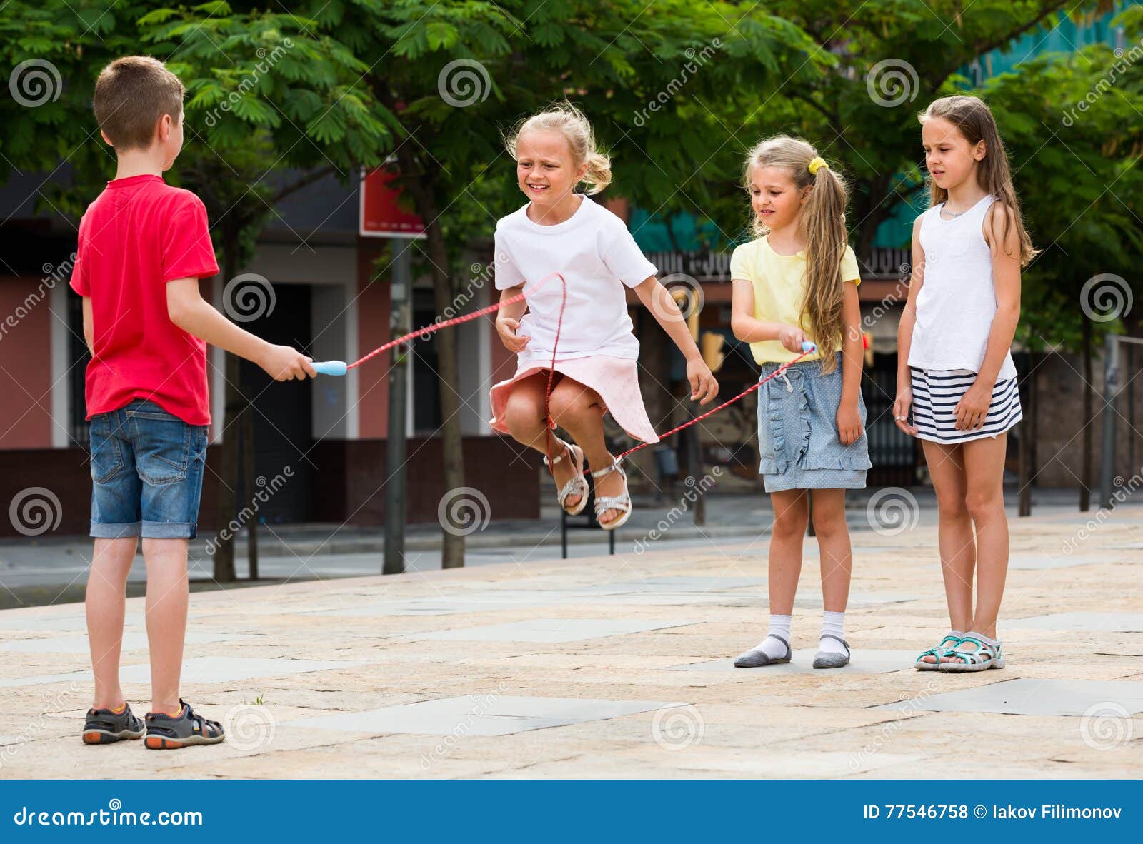 Kinder Mit Springendem Seil Am Spielplatz Stockfoto Bild Von Springen Glücklich 77546758
