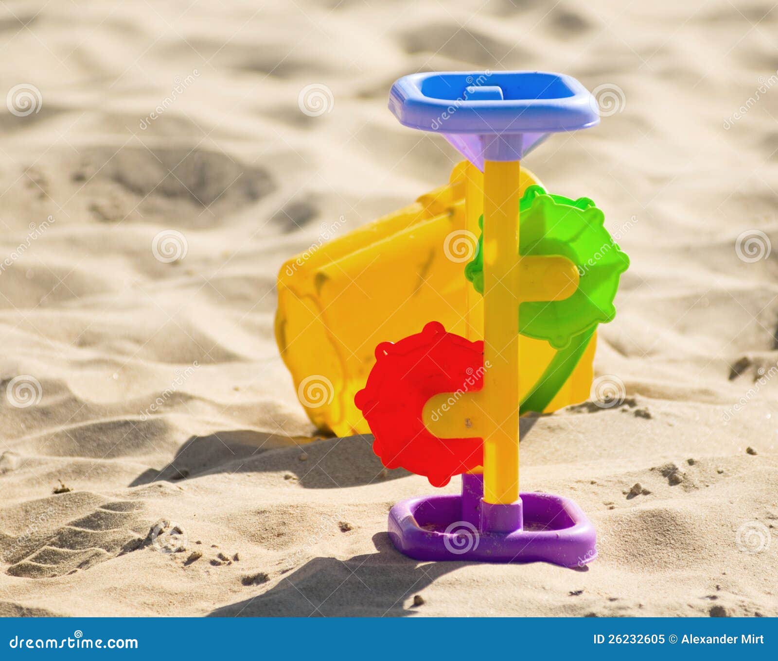 Kinder `s Spielwaren auf dem Sand. Kinder `s spielt für Sand- und sunblocklotion am Strand. Sommerferienkonzept
