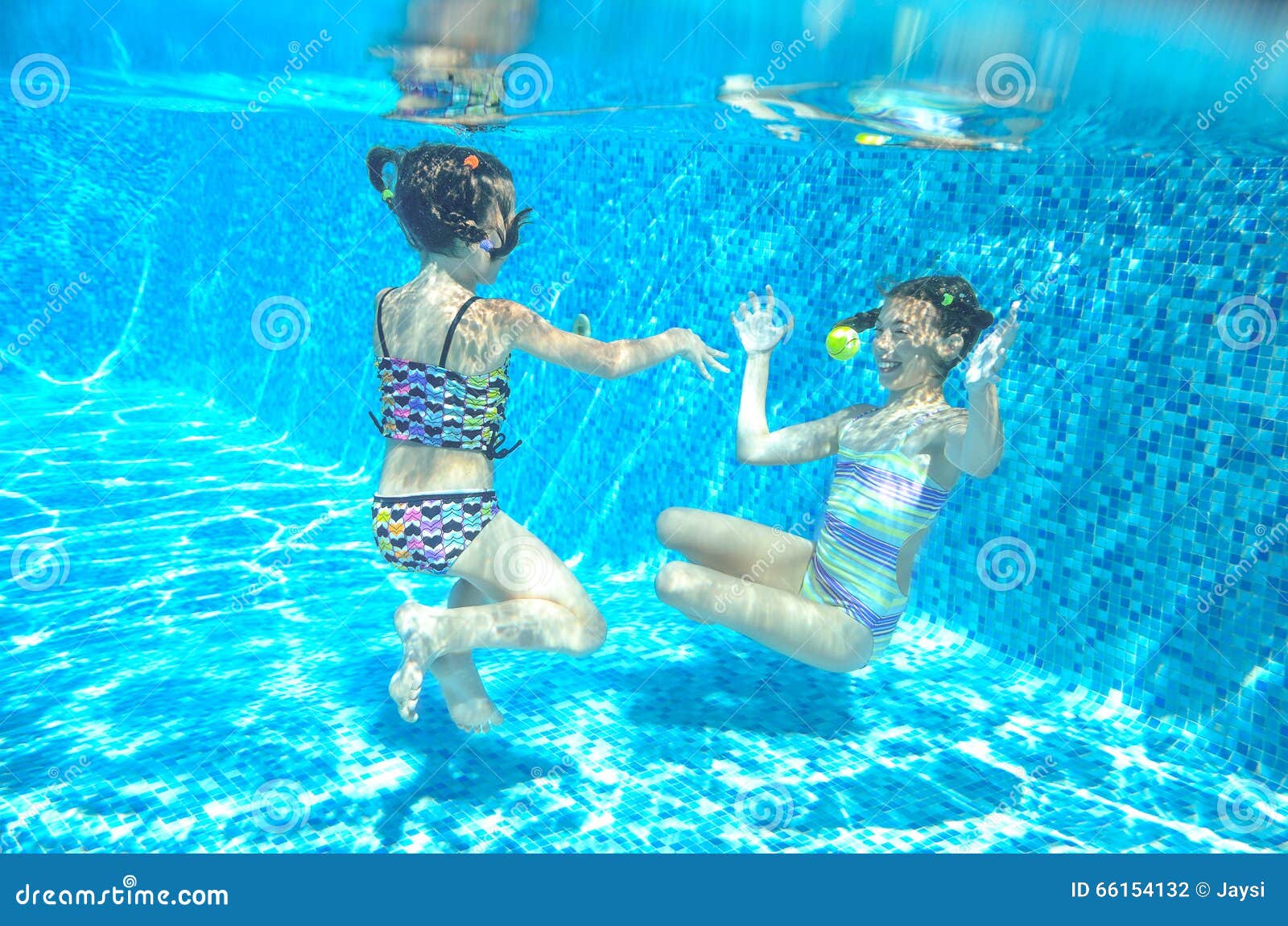 Glücklich aktive Kinder schwimmen im Pool und spielen unter Wasser, Mädchen tauchen und Spaß 