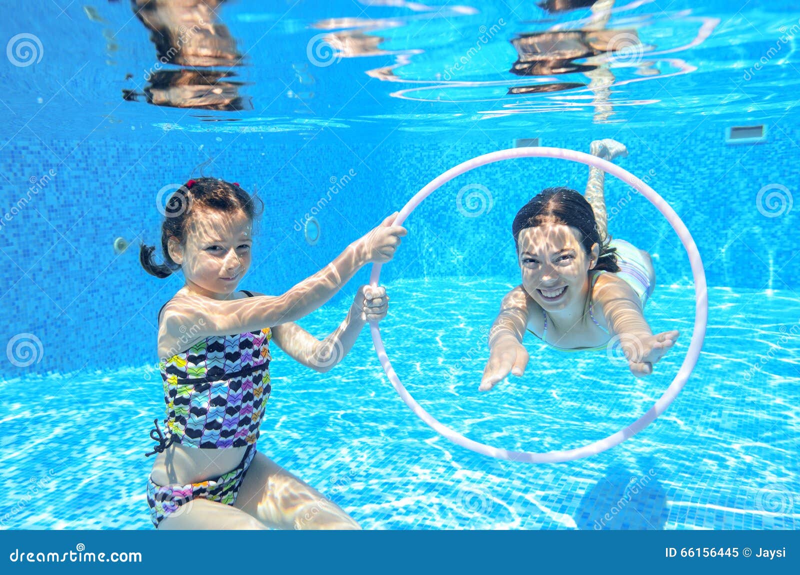 Kinder Schwimmen Im Unterwasser Pool Glückliche Aktive Mädchen Haben Spaß Unter Wasser