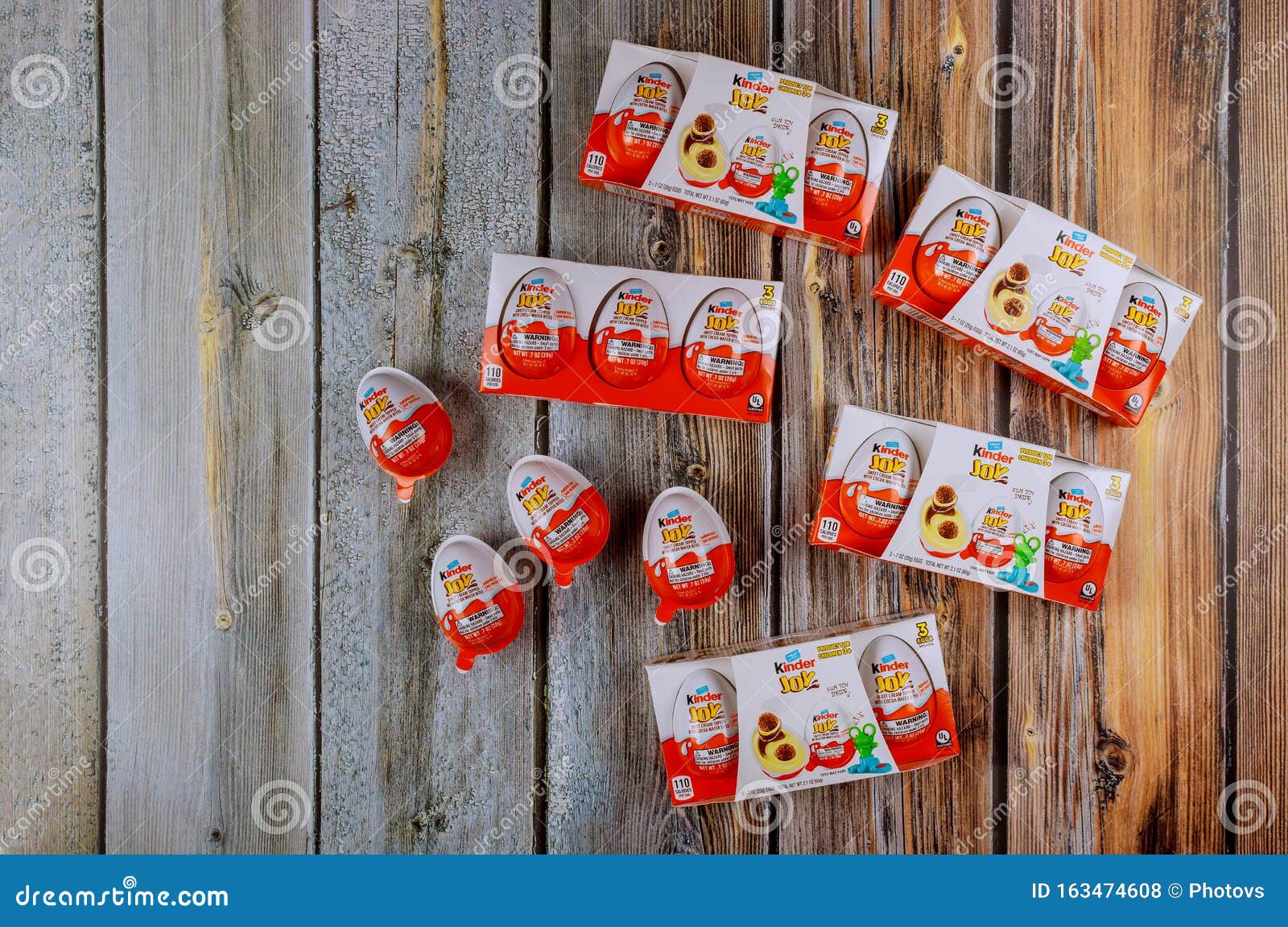 Koreaans maandag Beugel Kinder Surprise Egg between Many Chocolate Egg is a Sweet Present by  Italian Confectionery Manufacturer Ferrero Editorial Stock Photo - Image of  packaging, delicious: 163474608