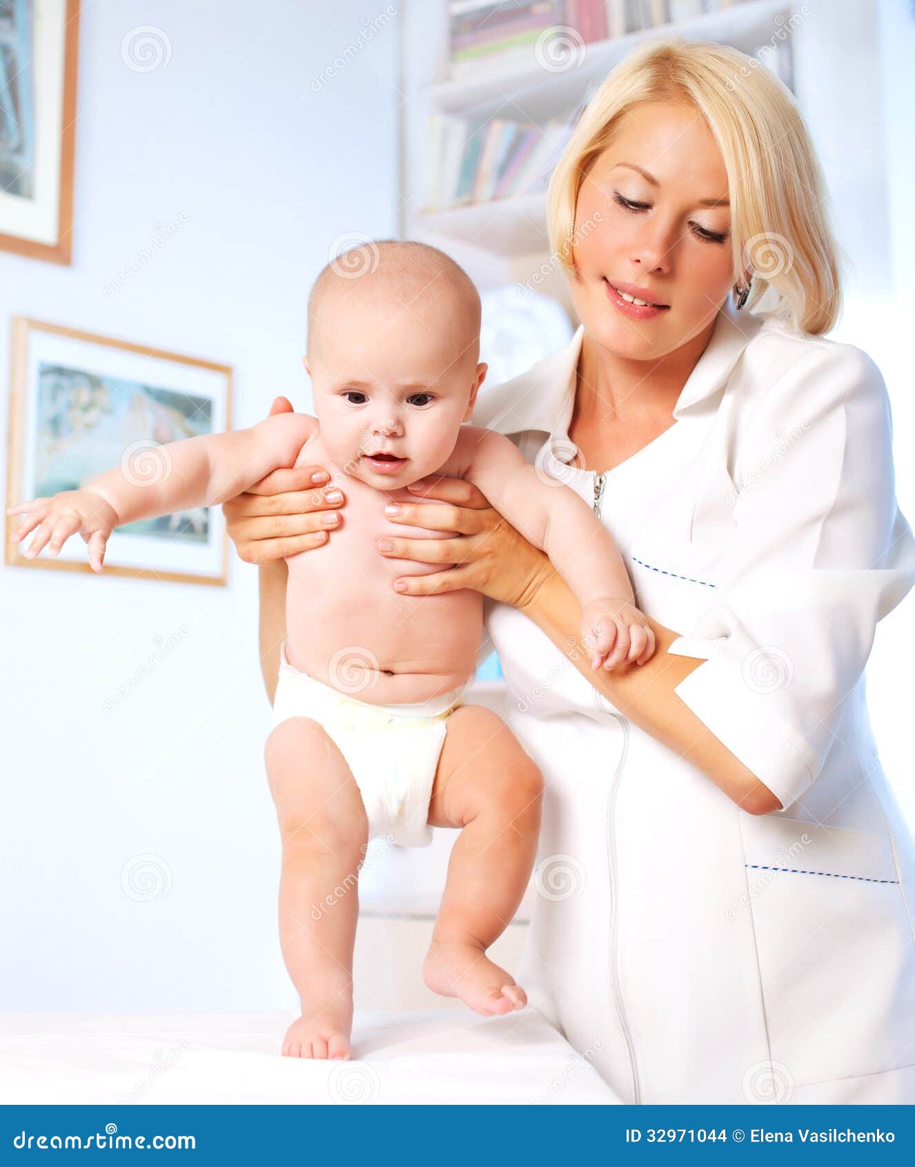 Kinderarzt und Baby Doctror. Erste Schritte. Baby, das Massage im Ärztlichen Dienst erhält