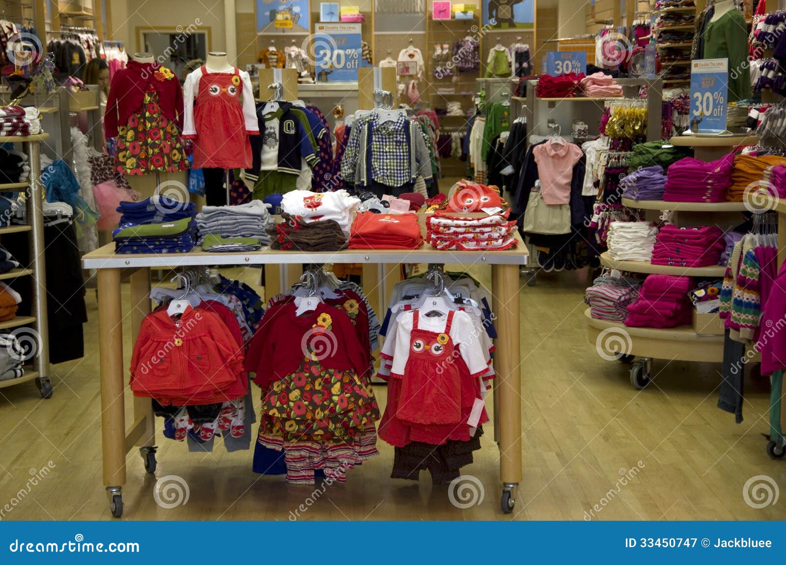 Kinderbekleidungsgeschäft redaktionelles stockfotografie. Bild von ...