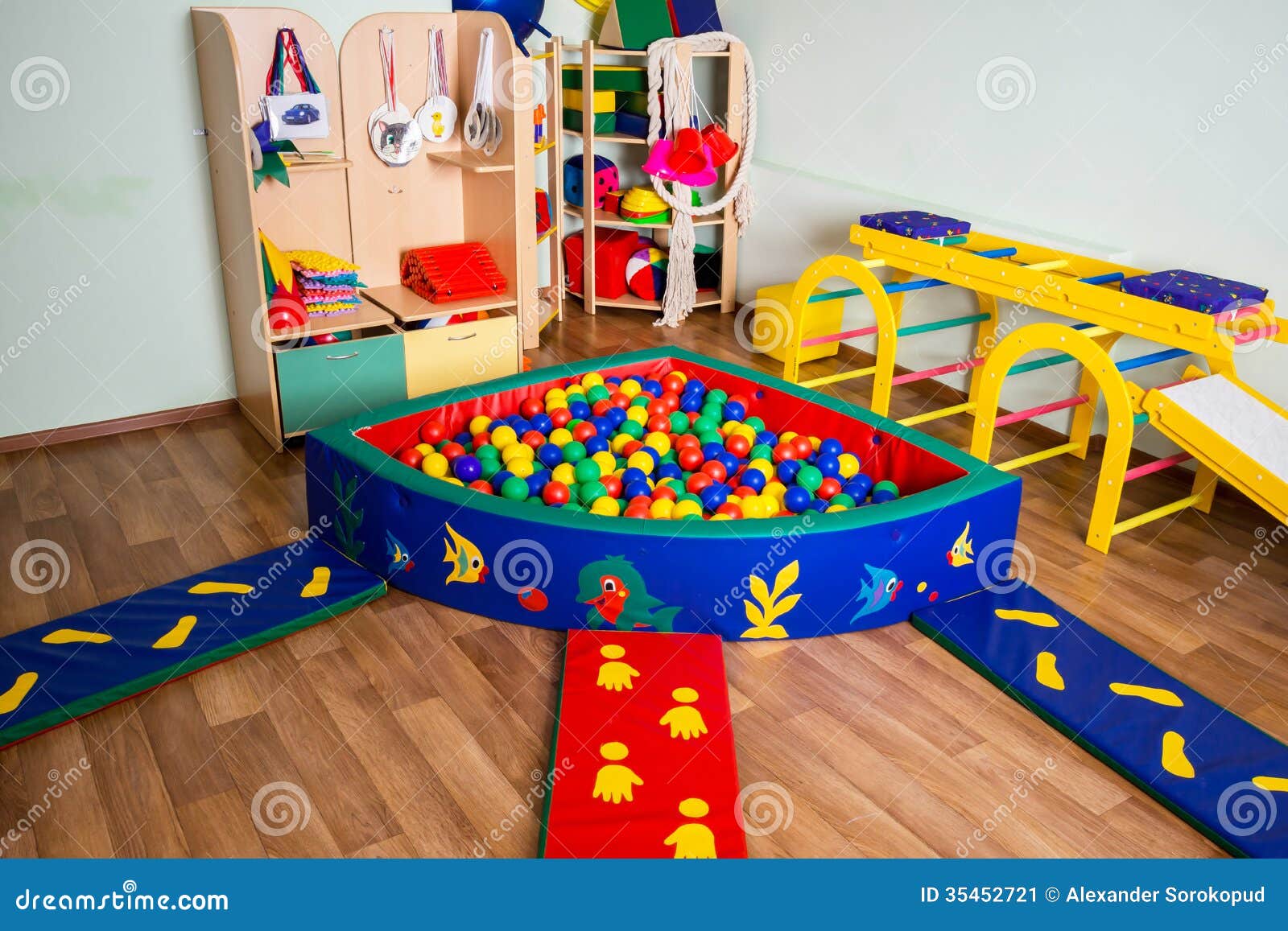 In hoeveelheid weggooien Almachtig Kinderdagverblijf Met Kleurrijke Speelgoed En Ballen Stock Afbeelding -  Image of plastiek, blokken: 35452721
