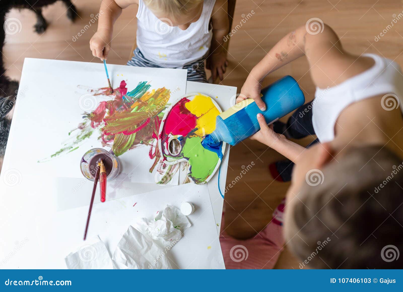 Wonderbaar Kinderen Die Kleurrijke Verven Mengen Terwijl Het Schilderen Stock PV-21