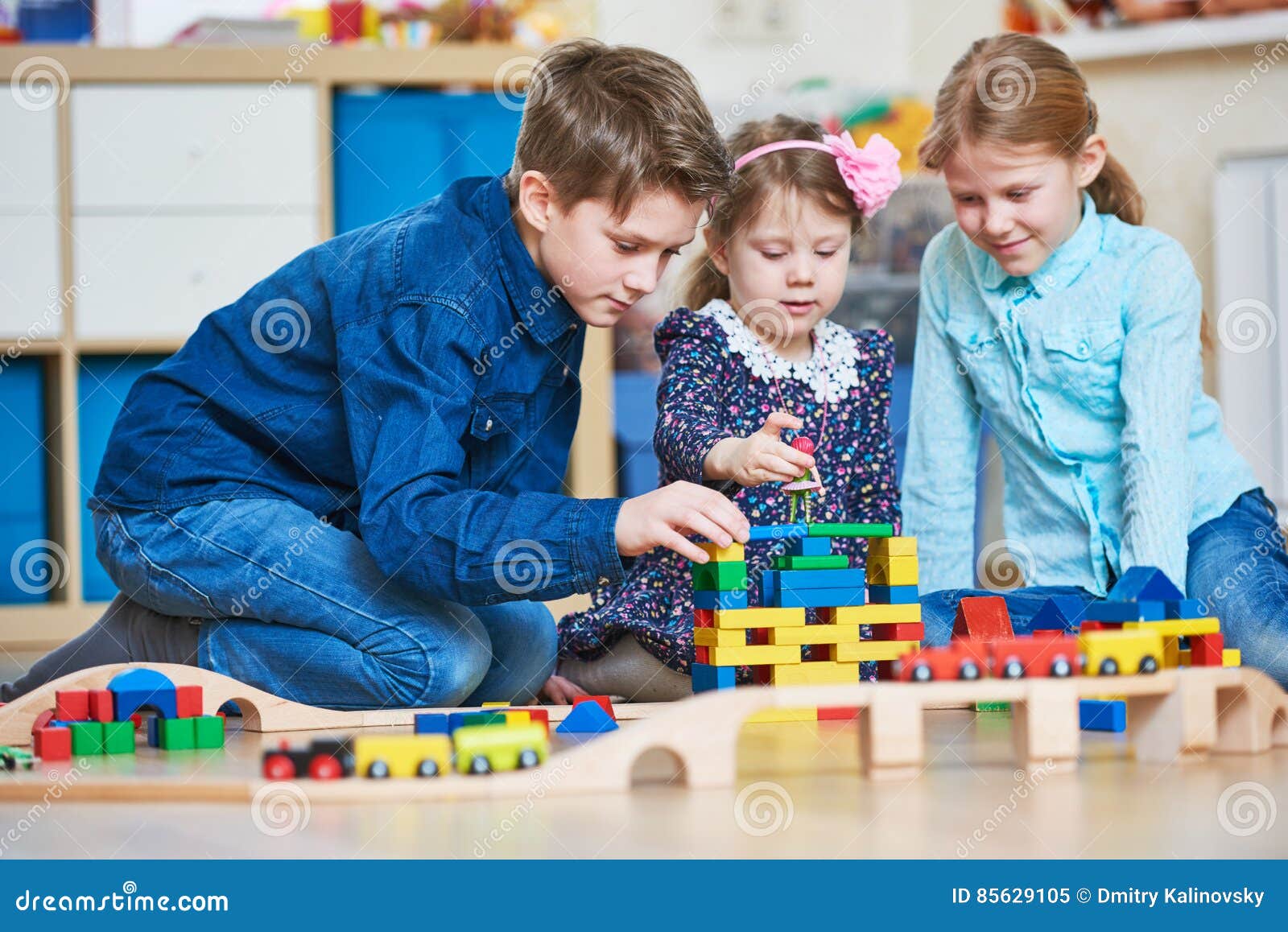 Kinderen Die Met Blokken Binnen Spelen Stock Afbeelding Image of kinderen, levensstijl: 85629105