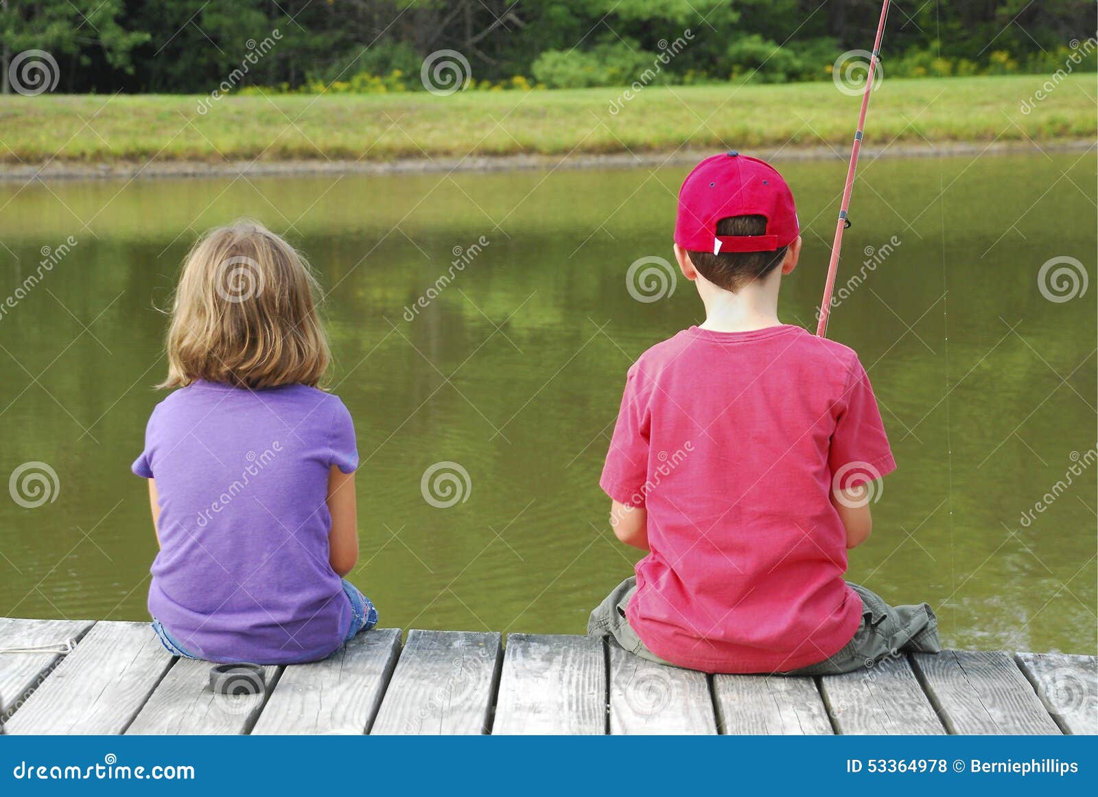 Luipaard Kruik nek Kinderen die op Dok vissen stock foto. Image of wachten - 53364978