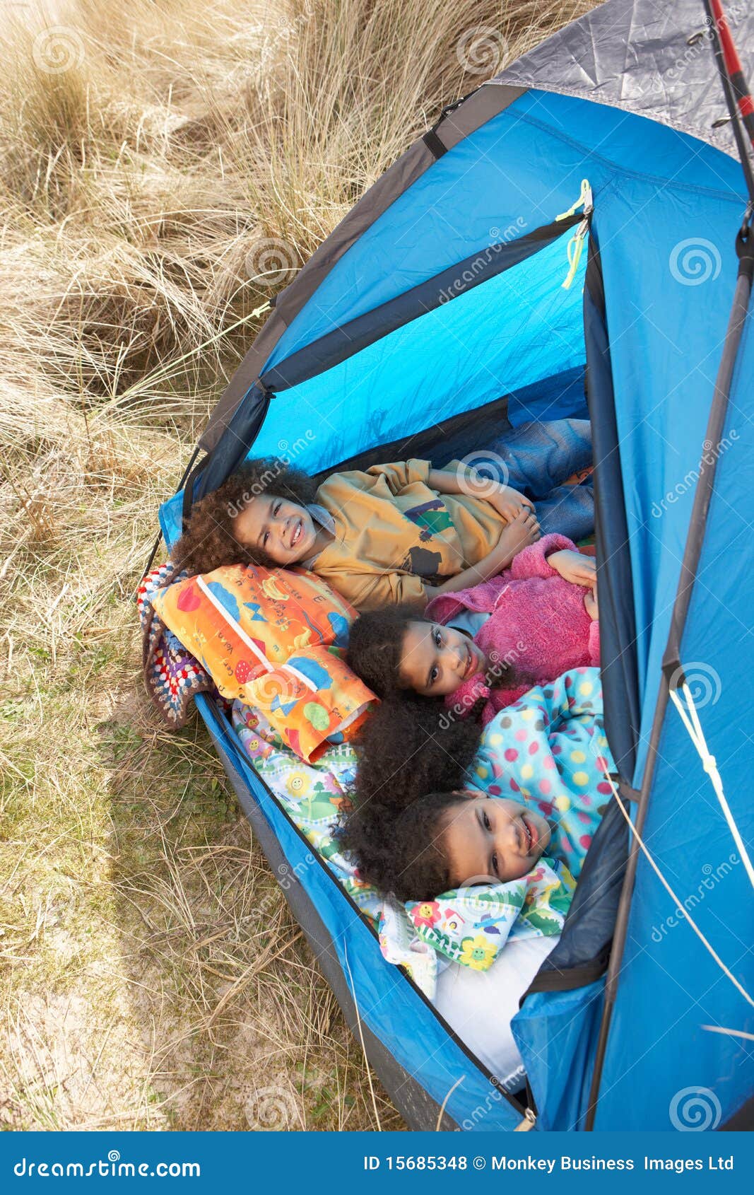 Kinderen Die Pret Binnen Tent Op Kampeervakantie Hebben Stock Foto - Image  Of Drie, Kust: 15685348