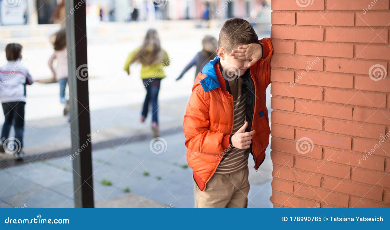 statisch telescoop buitenaards wezen Kinderen Die Verstoppertje Spelen Op School Stock Afbeelding - Image of  kind, kaukasisch: 178990785