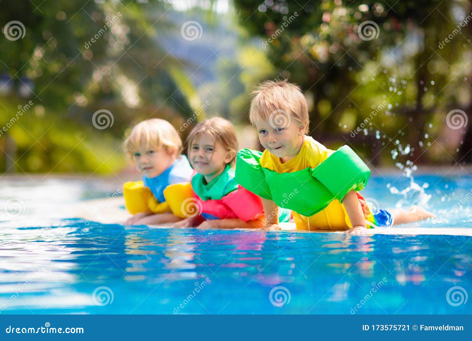 Kinderen Zwembad. Zwemvest Voor Kinderen Afbeelding - Image of familie, activiteit: 173575721