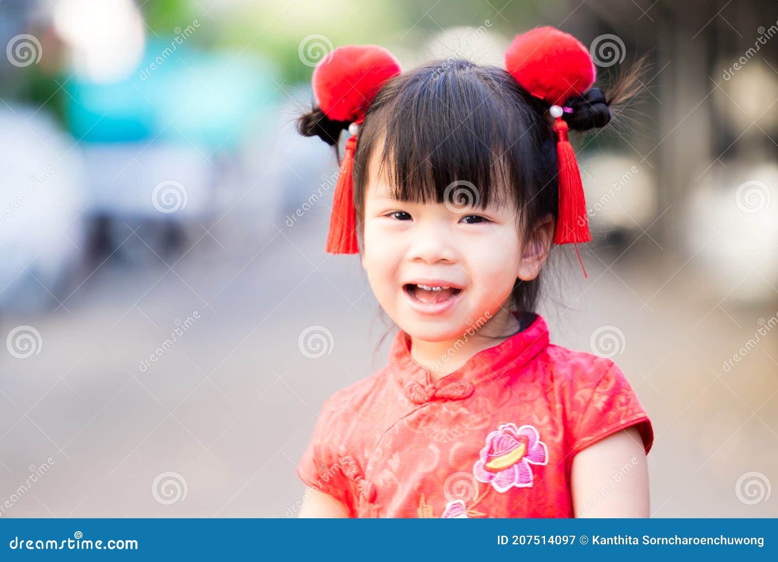 verkeer pomp Oppervlakkig Kinderen Glimlachen Nieuwjaar Op Chinees. Kinderkleding Met Een Chinese  Jurk of Een Jongsam. Stock Afbeelding - Image of haar, chinees: 207514097