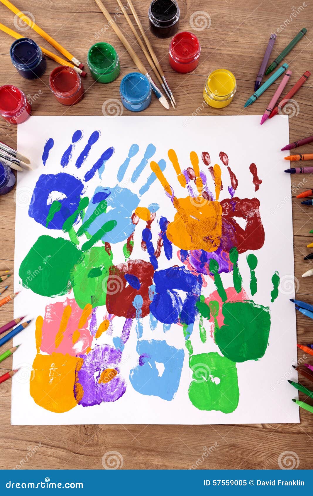 Afrekenen zeemijl Huiswerk Kinderen Handprints En Kunstmateriaal, Kunst En Ambachtklasse, Schoolbank,  Klaslokaal Stock Afbeelding - Image of verf, penseel: 57559005